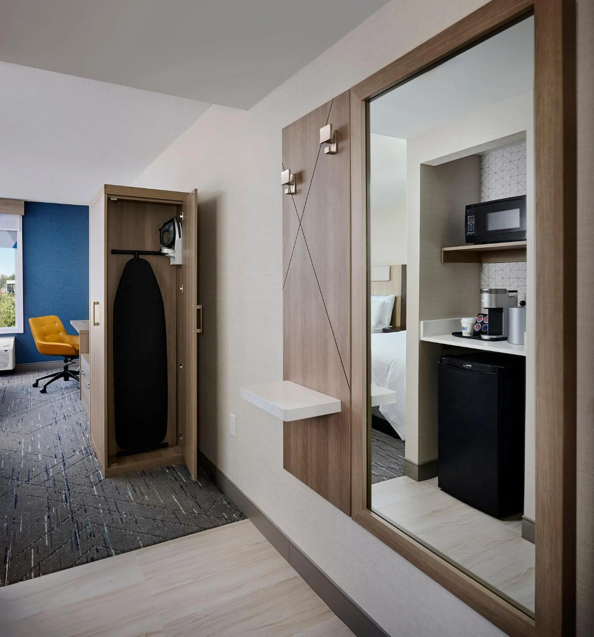 Photo of the whole room, Bed in Holiday Inn Express & Suites Kitchener Southeast by IHG