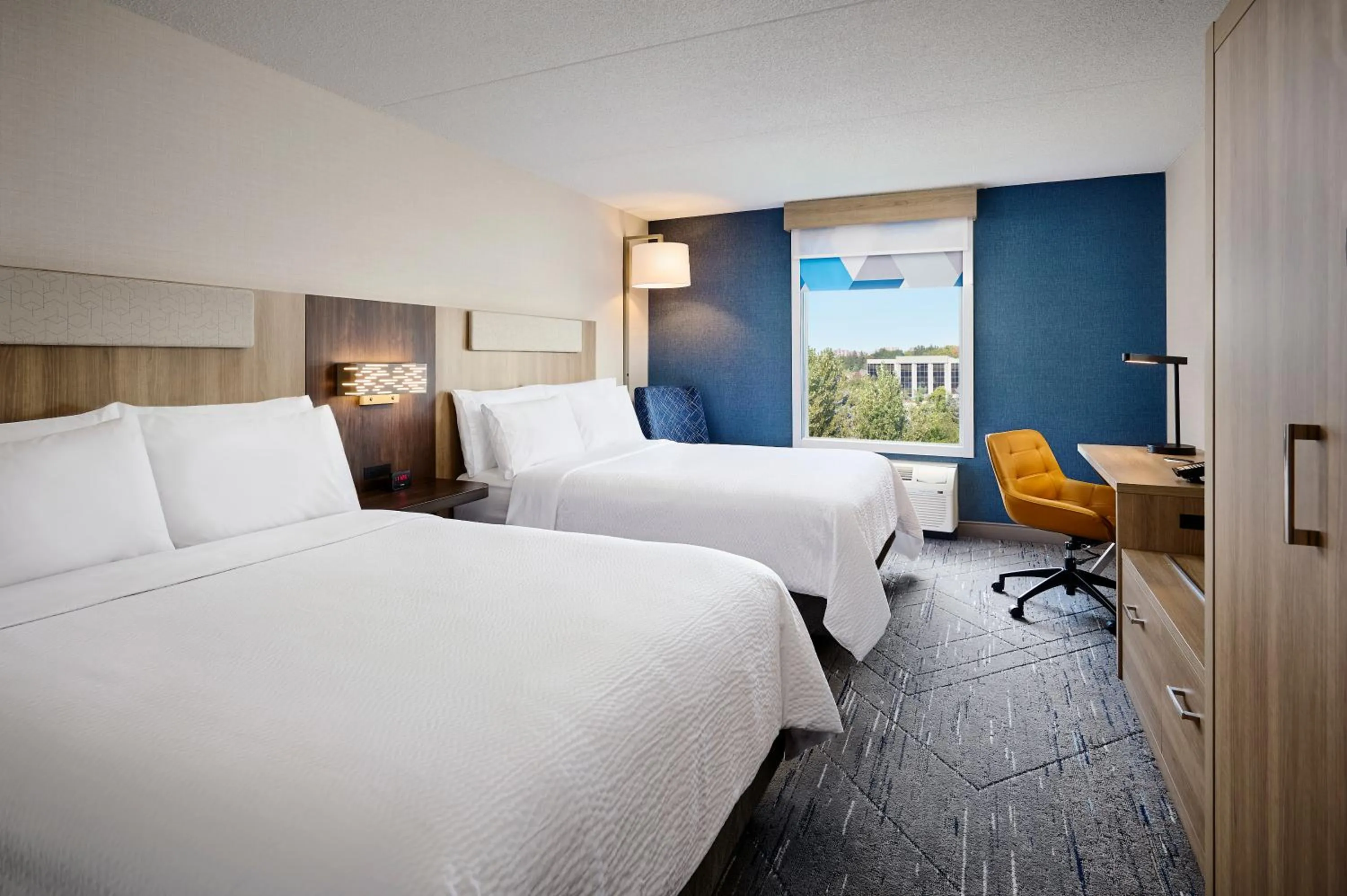 Bed in Holiday Inn Express & Suites Kitchener Southeast by IHG