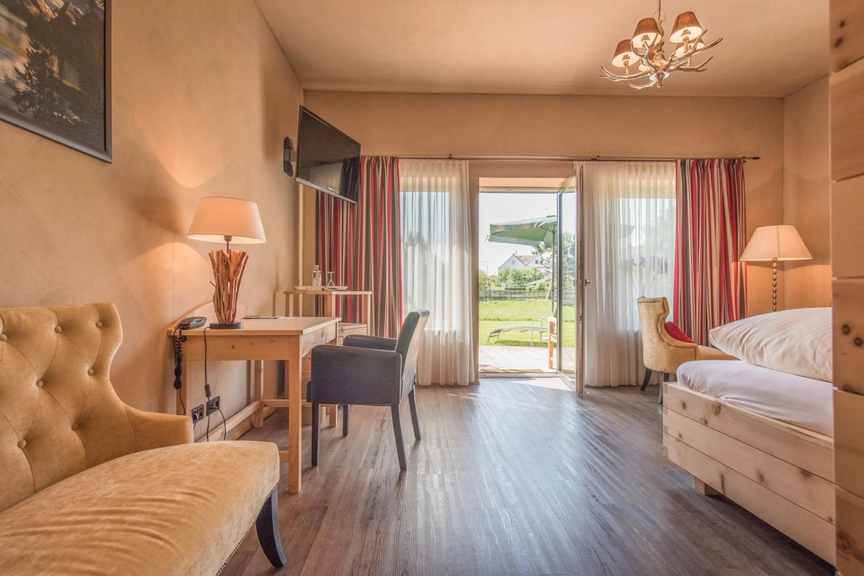 Balcony/Terrace, Bed in Landhotel und Gasthof Hirsch Hüttenreute