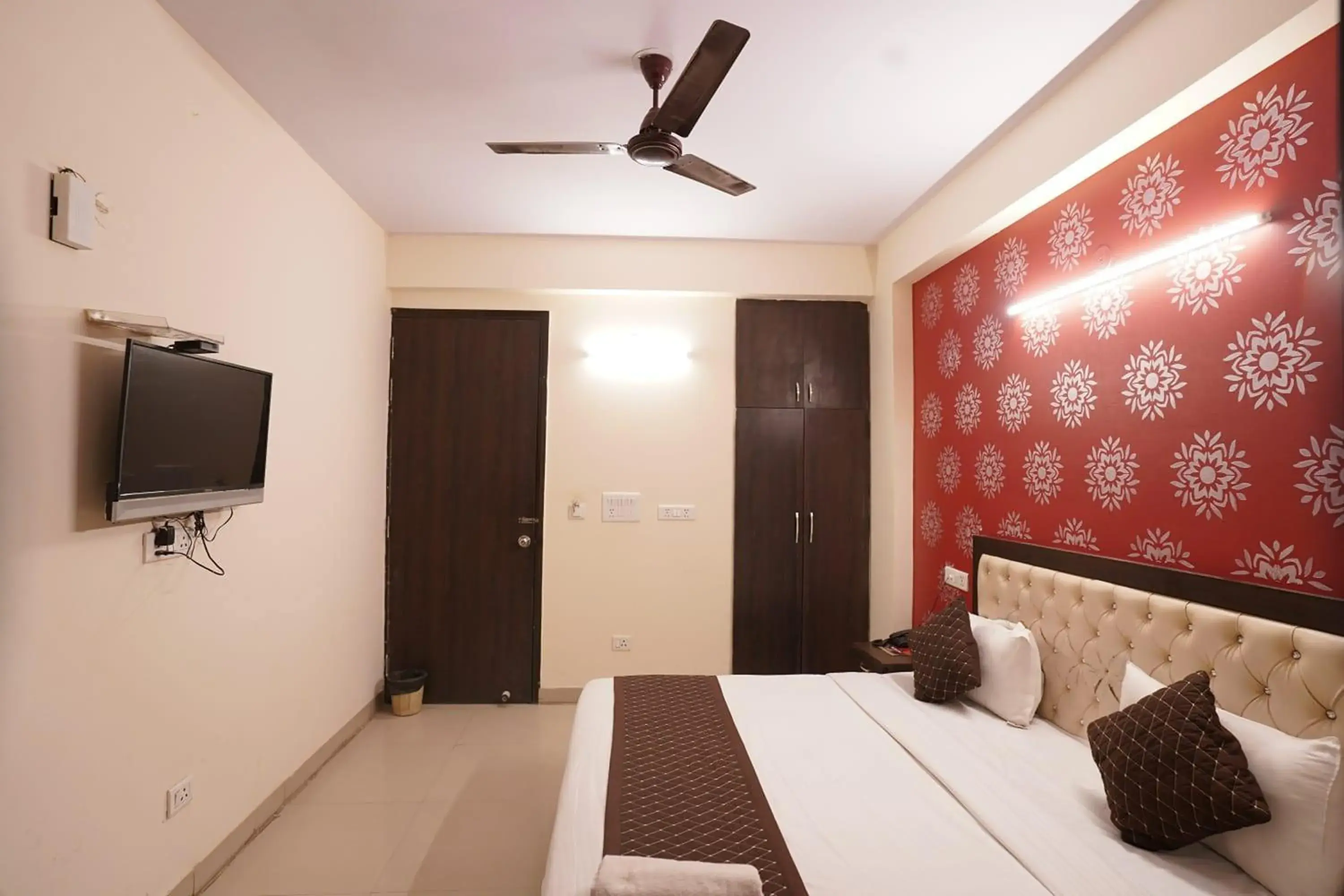 Bedroom, Bed in Hotel Tourist Palace Bedroom, Bed in Hotel Tourist Palace