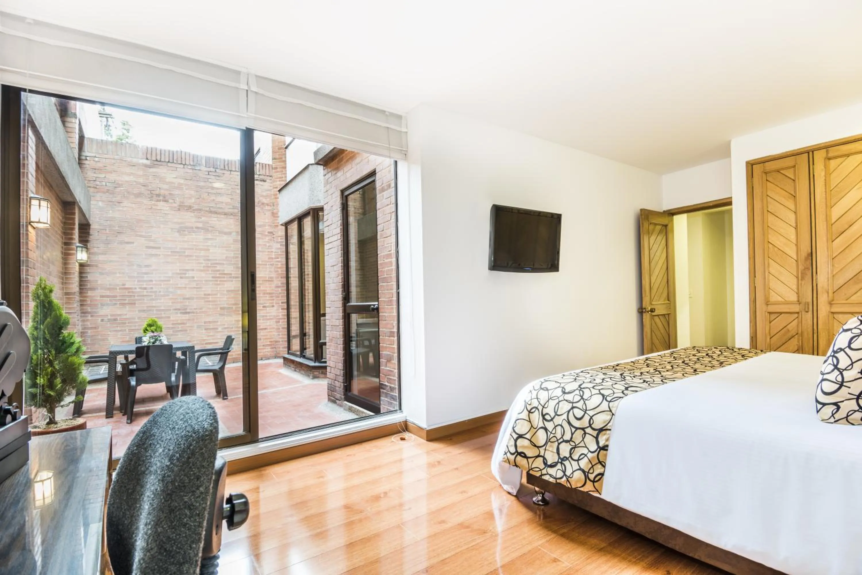 Bed in Travelers Fontana Plaza