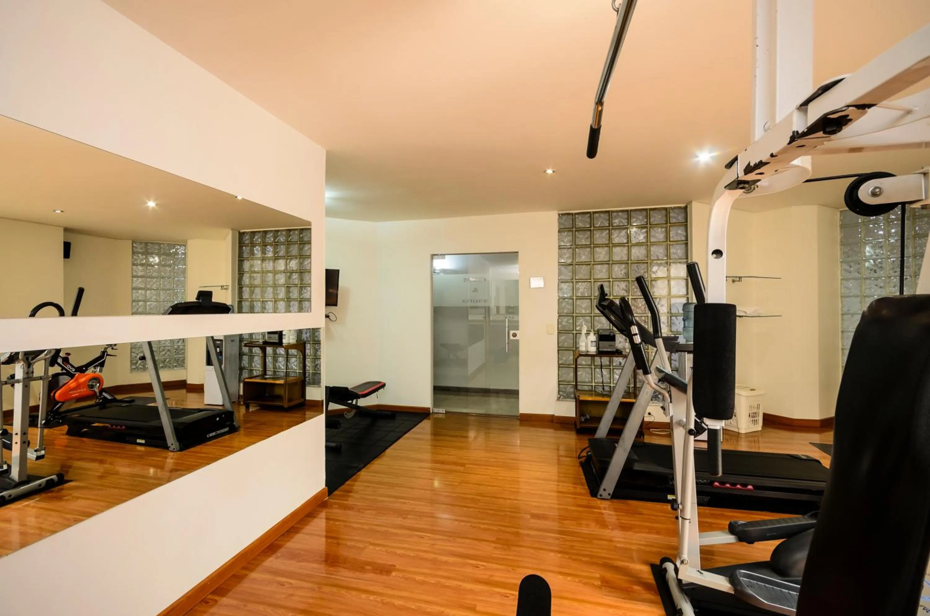 Fitness centre/facilities in Travelers Fontana Plaza