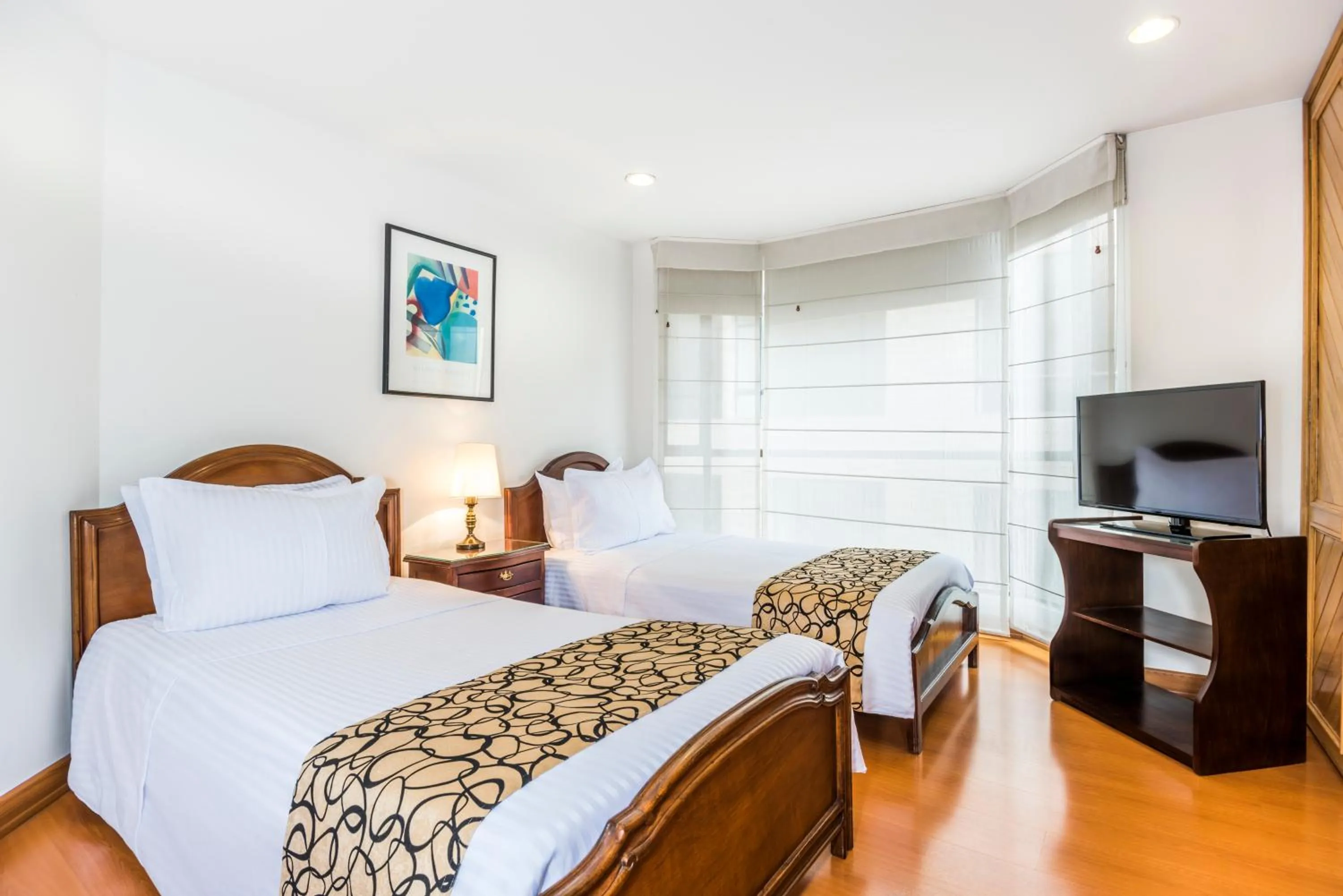 Photo of the whole room, Bed in Travelers Fontana Plaza