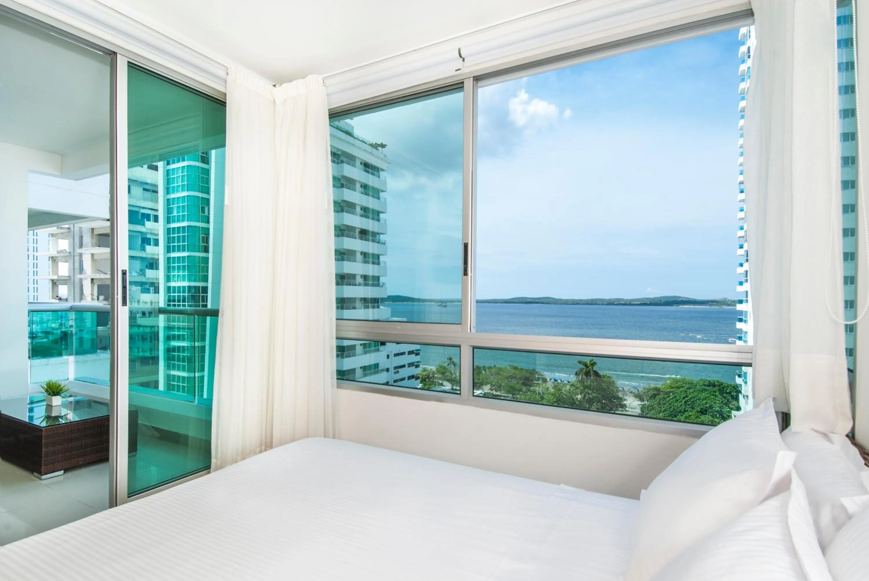 Photo of the whole room, Bed in Travelers Orange Cartagena