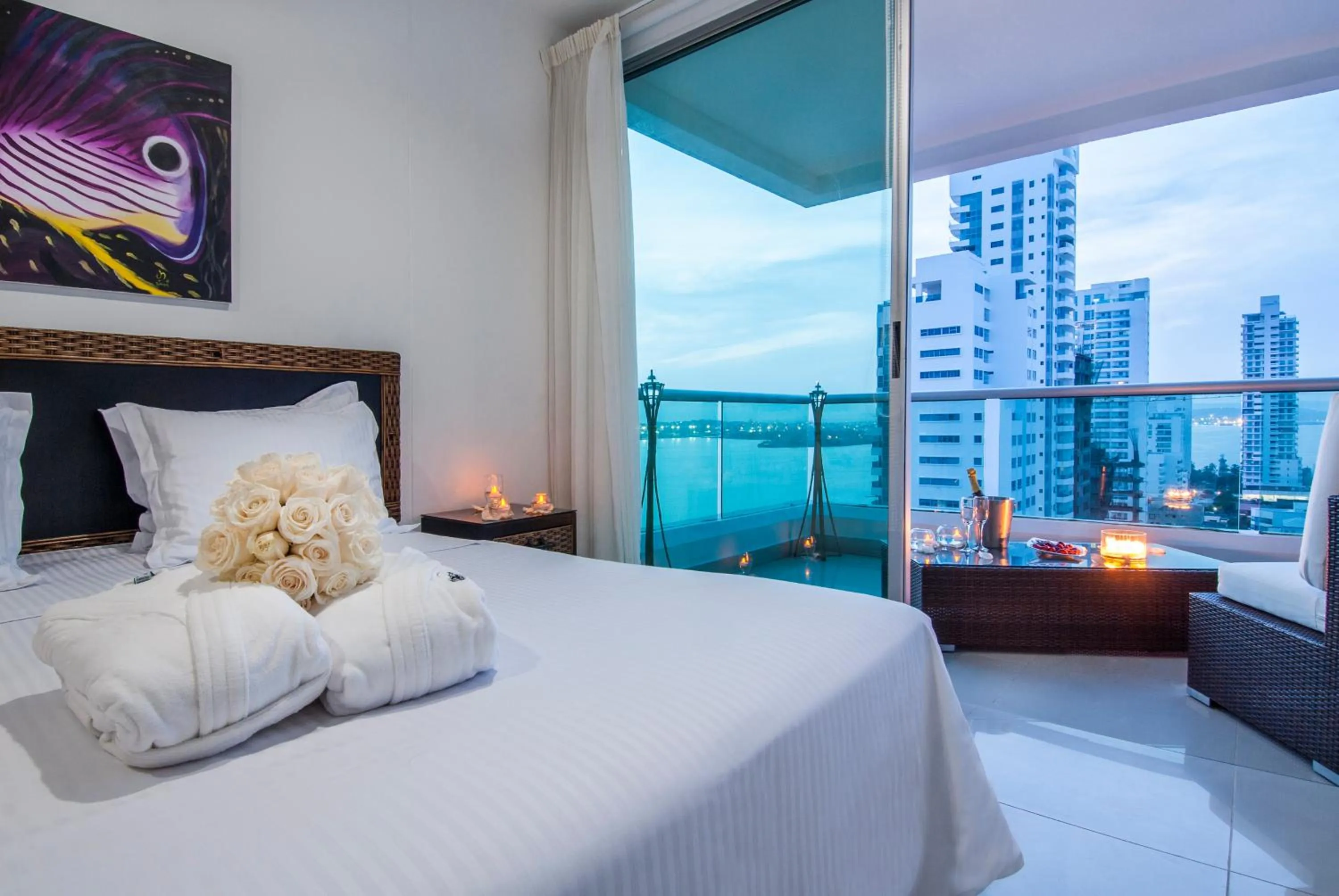 Photo of the whole room, Bed in Travelers Orange Cartagena