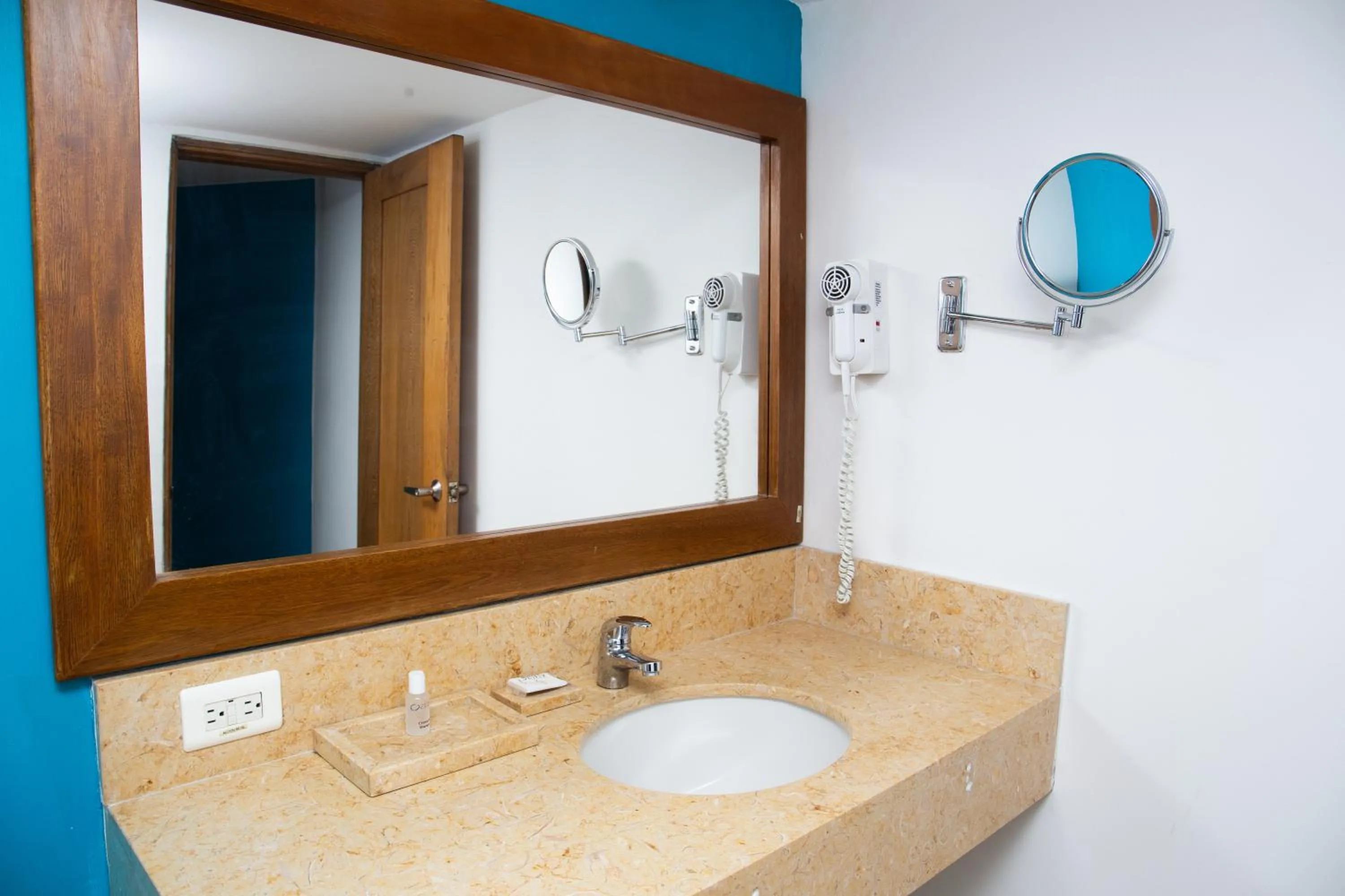 Shower in Hotel Oceania Cartagena