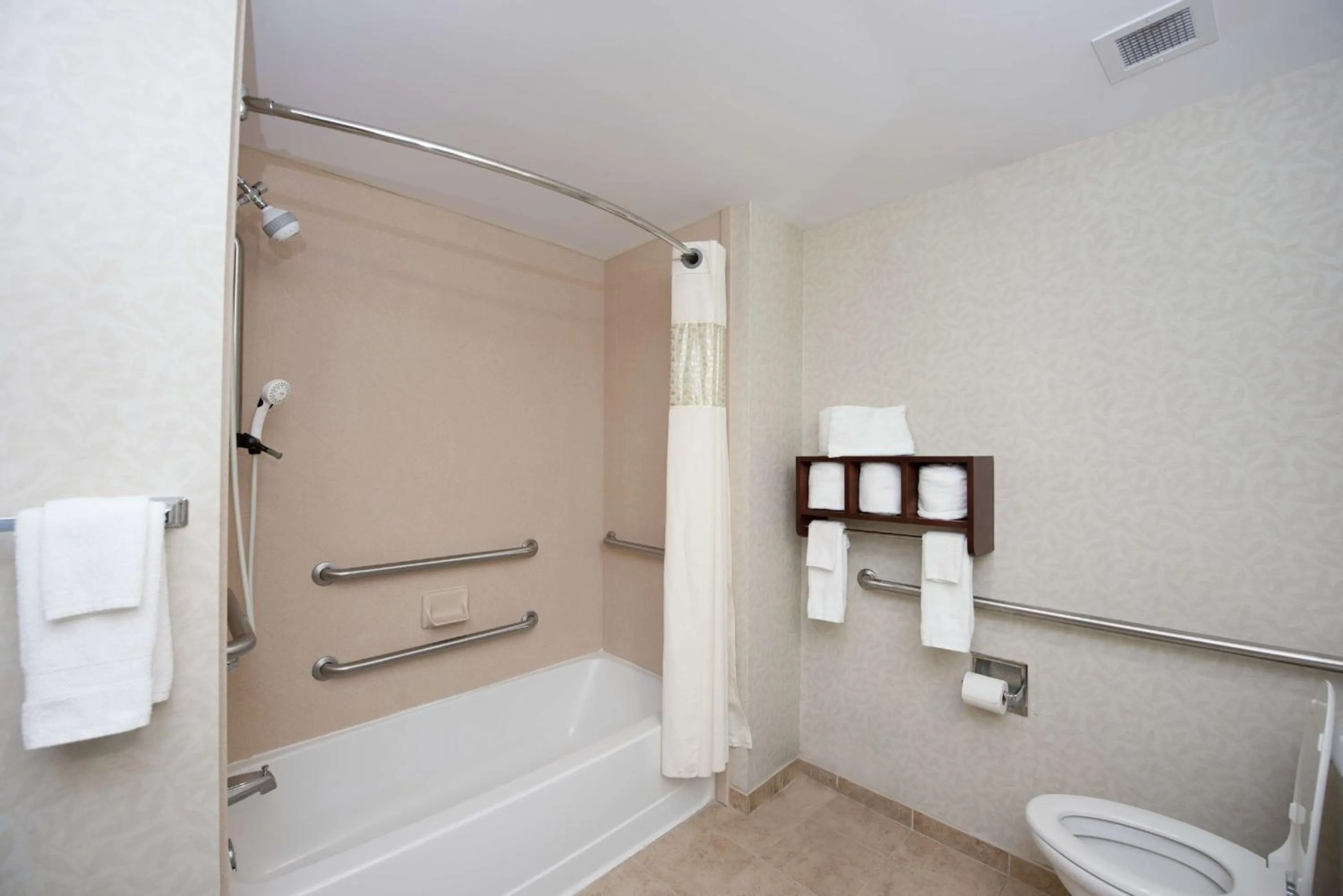 Bathroom in Hampton Inn Yazoo City