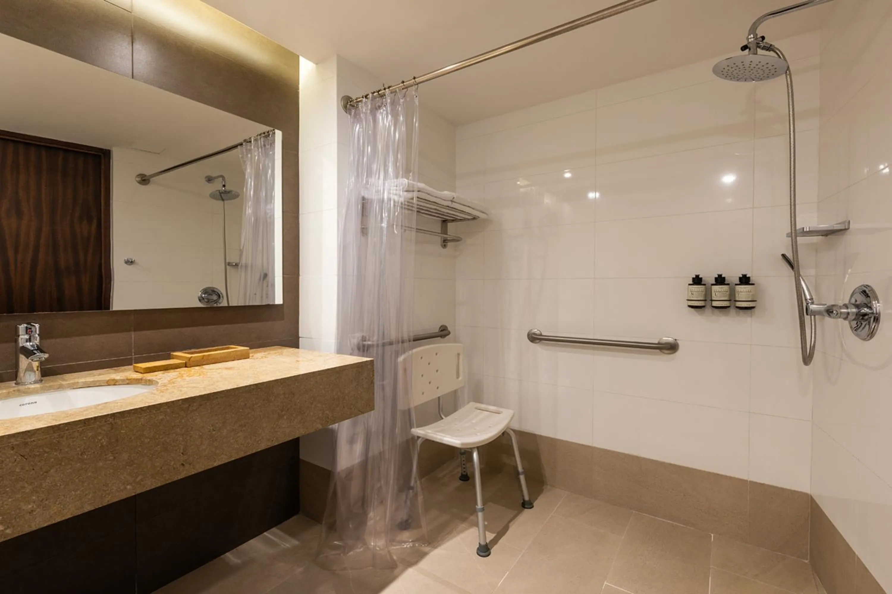 Shower in Hotel Estelar Milla De Oro