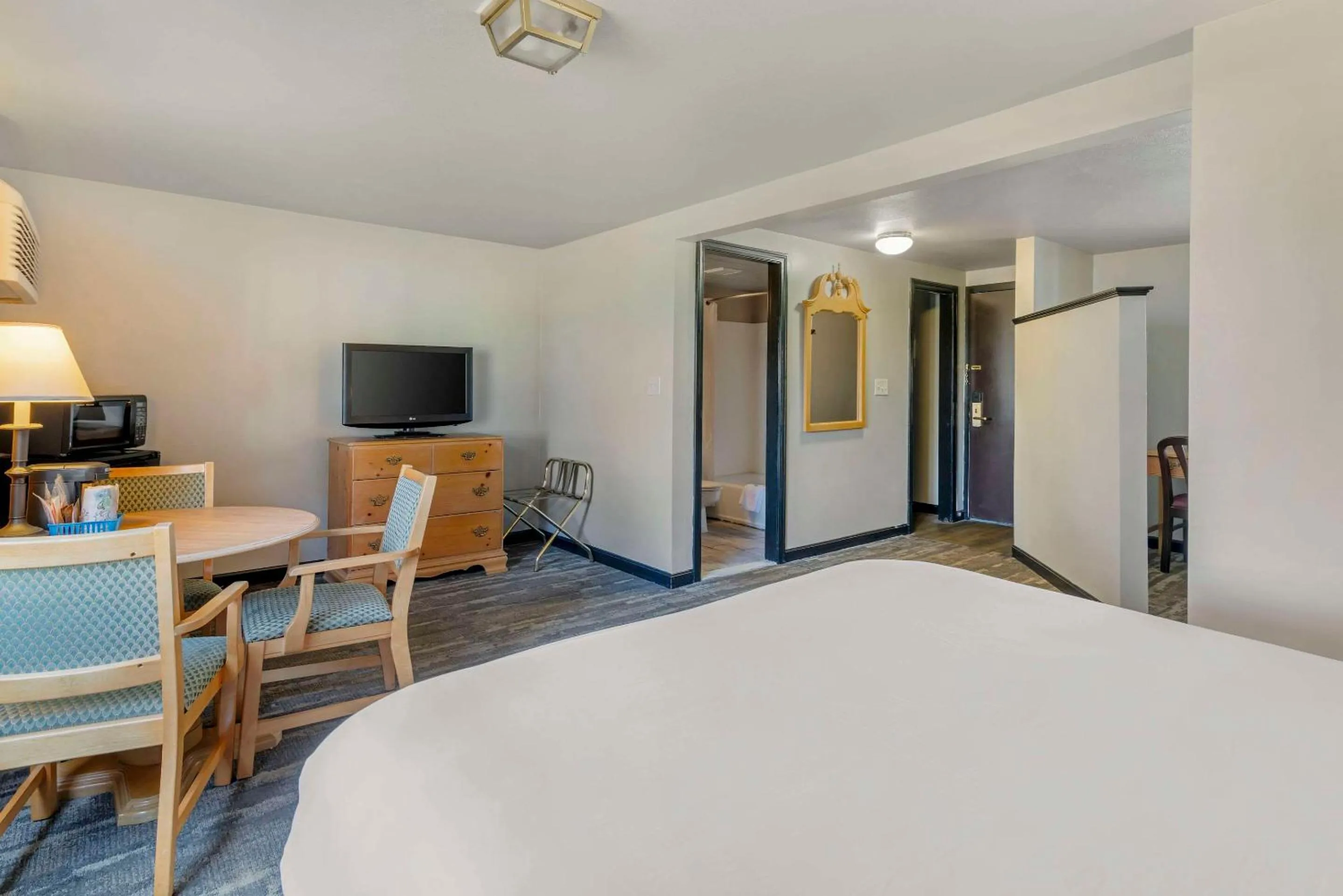 Bedroom in Green Granite Inn, Ascend Hotel Collection