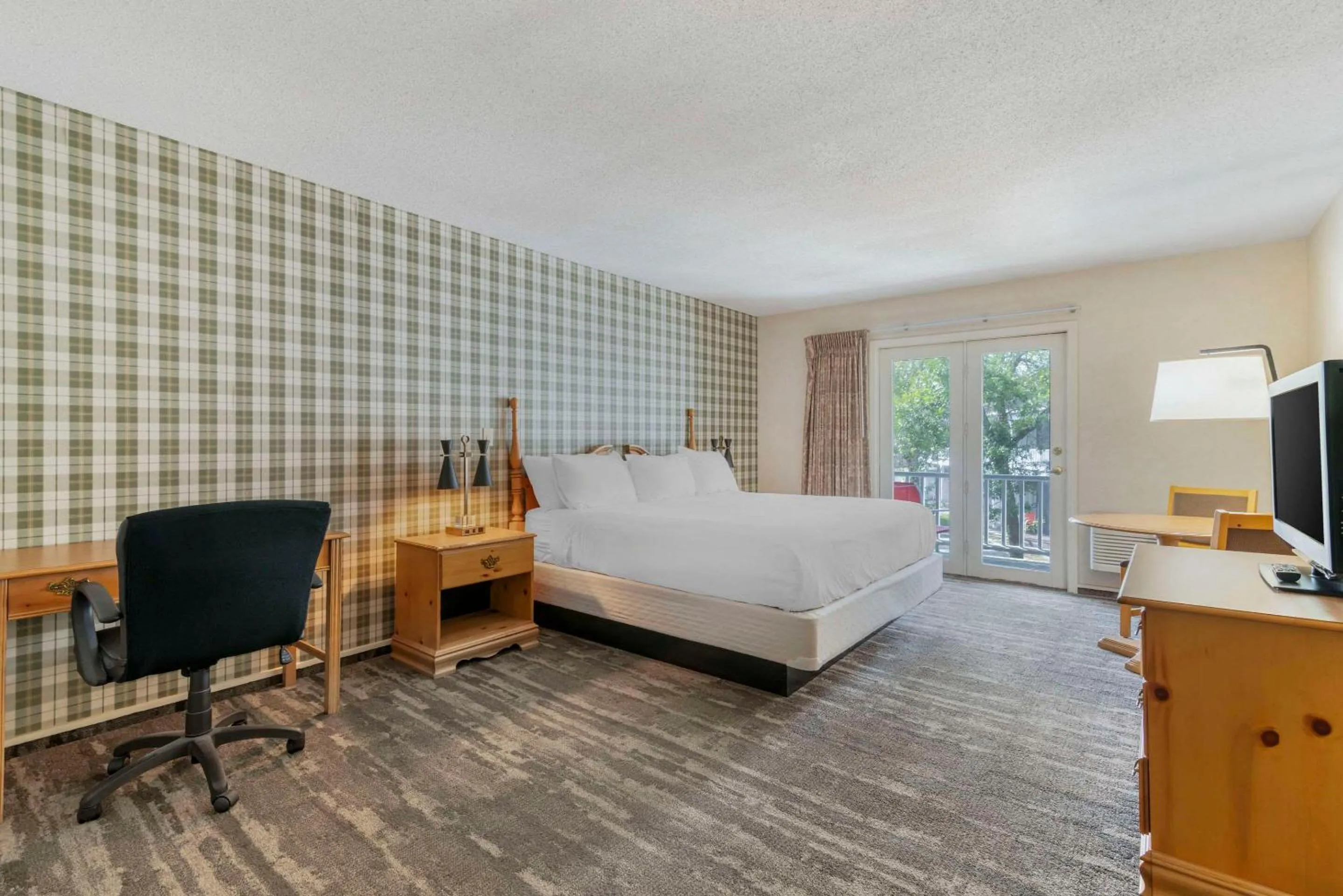 Bedroom in Green Granite Inn, Ascend Hotel Collection