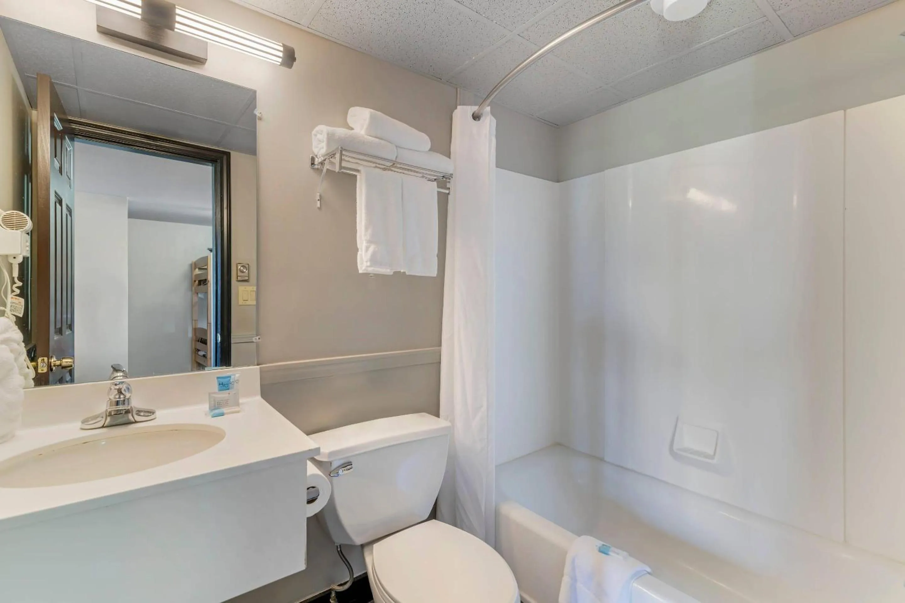 Bedroom in Green Granite Inn, an Ascend Collection Hotel