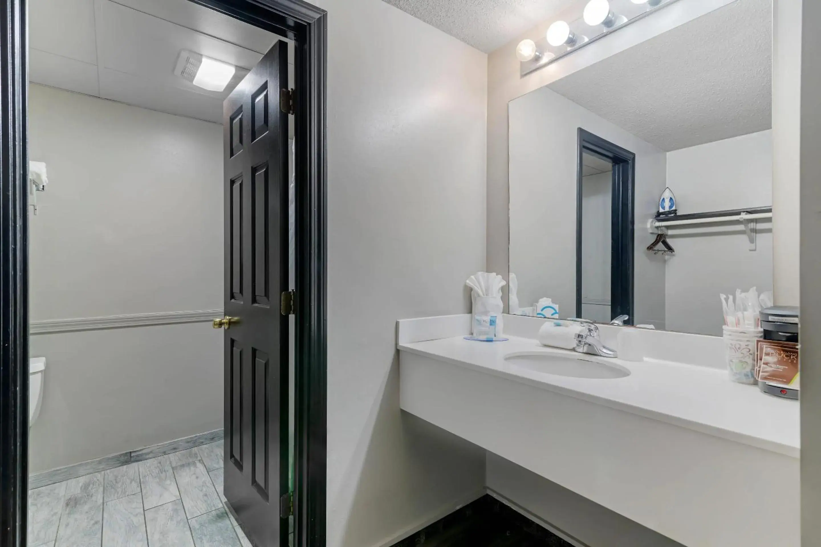 Bedroom in Green Granite Inn, an Ascend Collection Hotel Bedroom in Green Granite Inn, an Ascend Collection Hotel