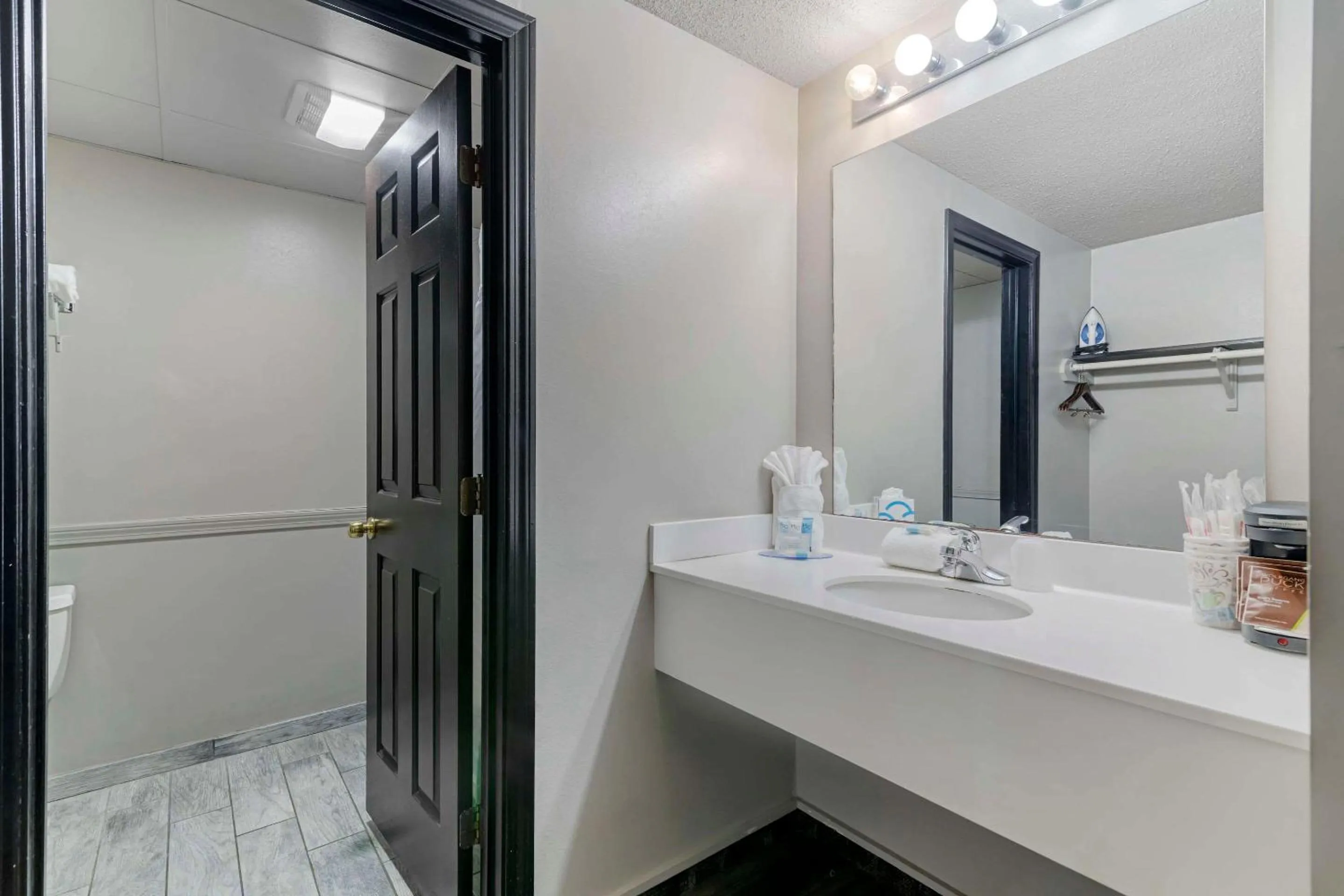 Bedroom in Green Granite Inn, Ascend Hotel Collection