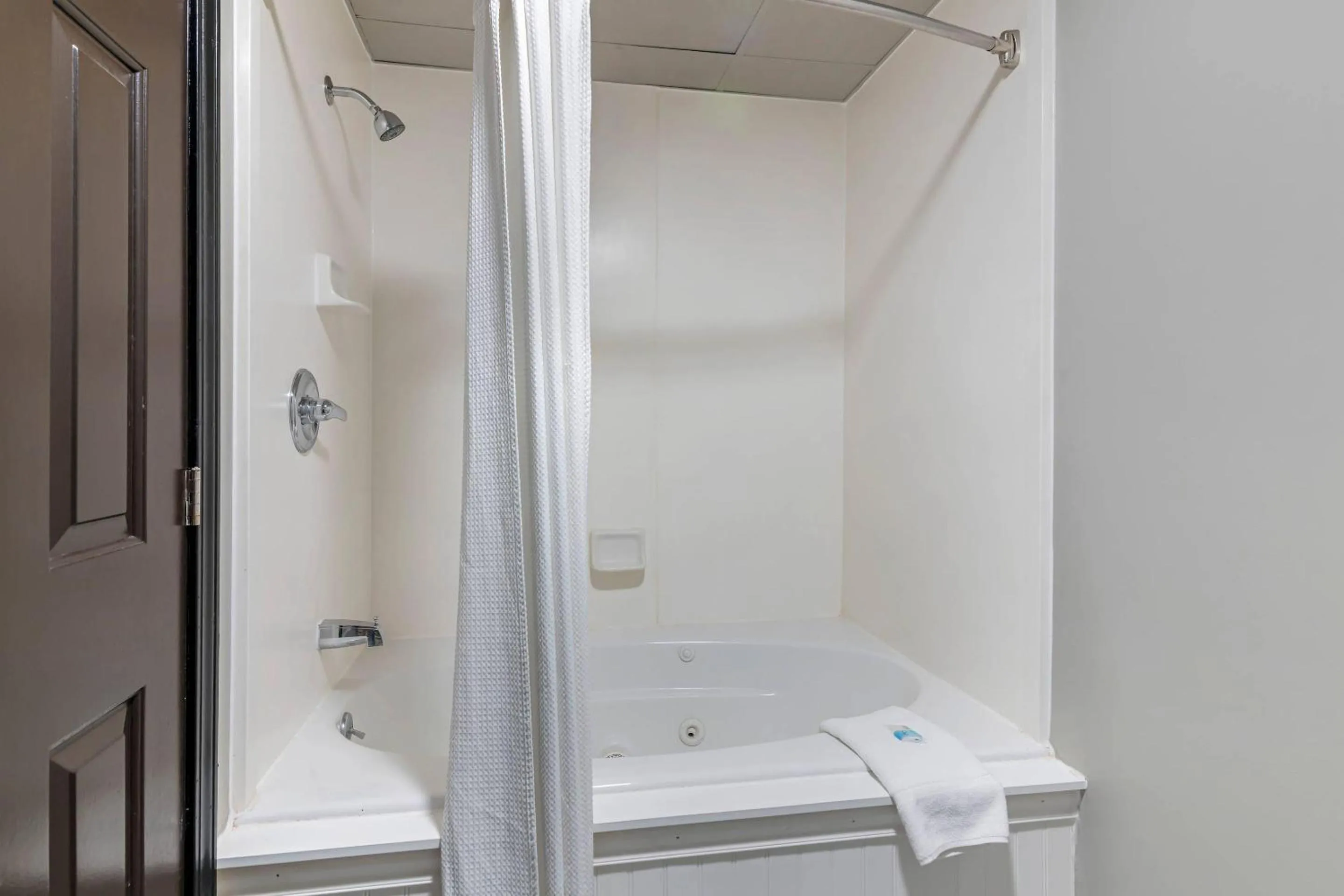 Bedroom in Green Granite Inn, an Ascend Collection Hotel