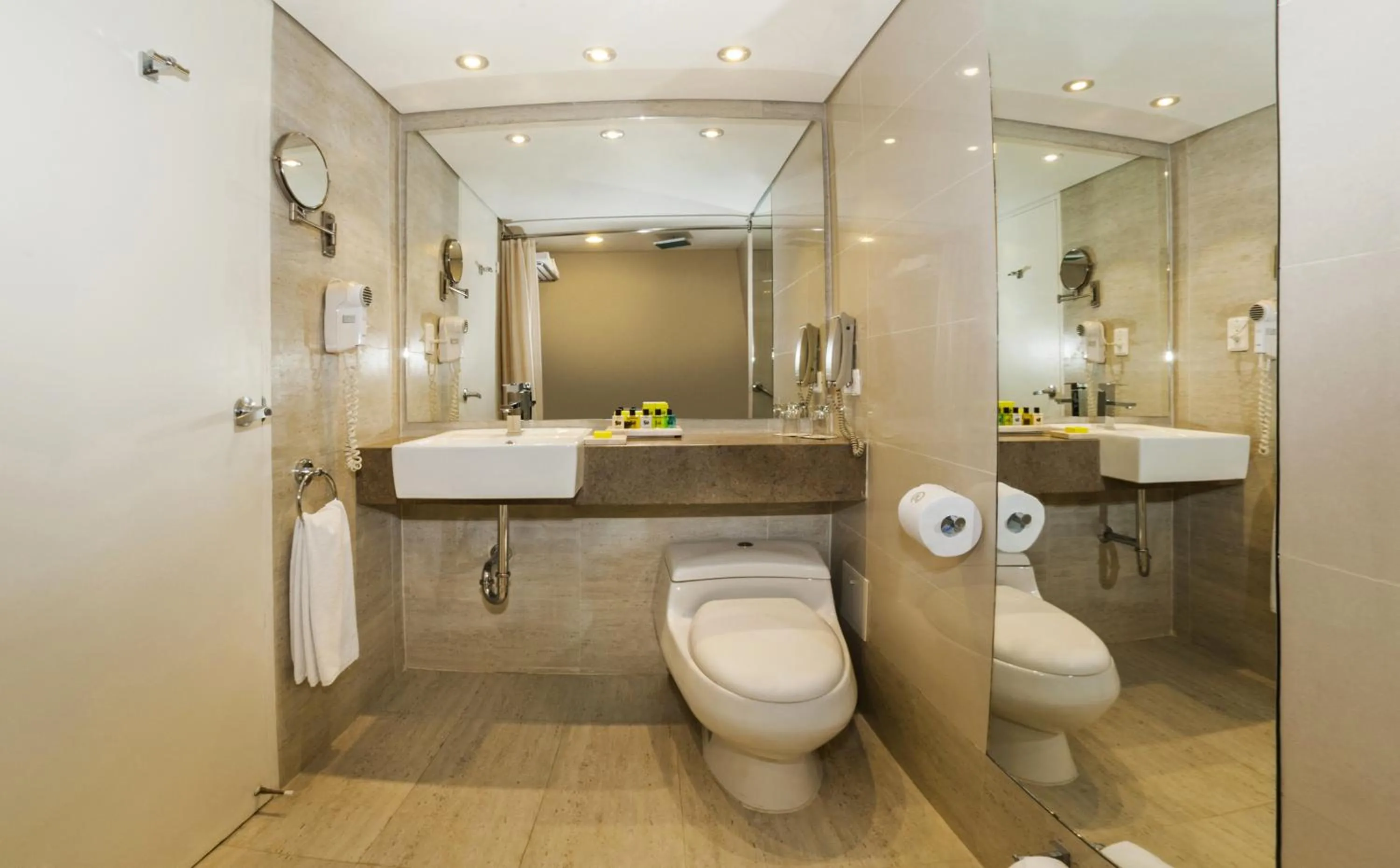 Bathroom in Hotel Almirante Cartagena Colombia