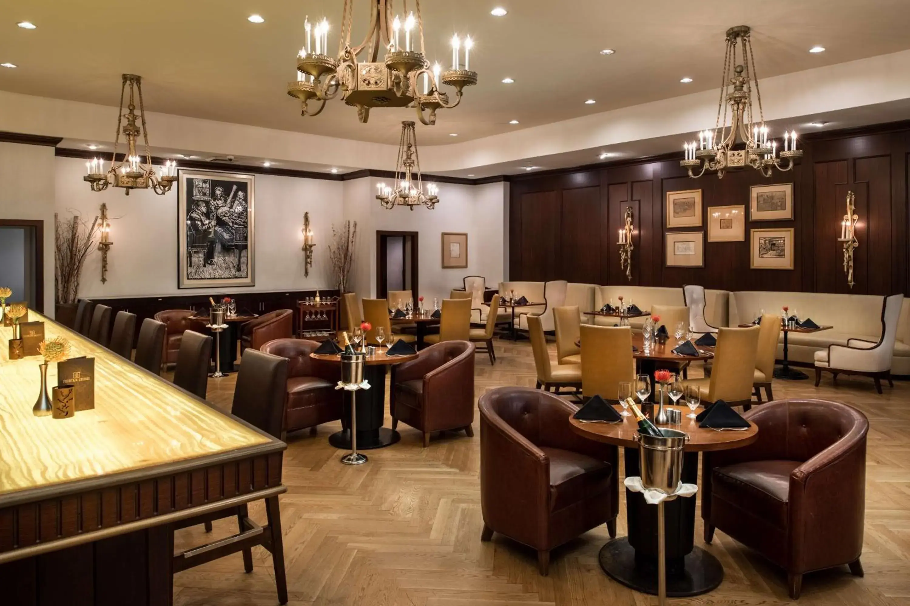 Lounge or bar in The Roosevelt Hotel New Orleans - Waldorf Astoria Hotels & Resorts Lounge or bar in The Roosevelt Hotel New Orleans - Waldorf Astoria Hotels & Resorts