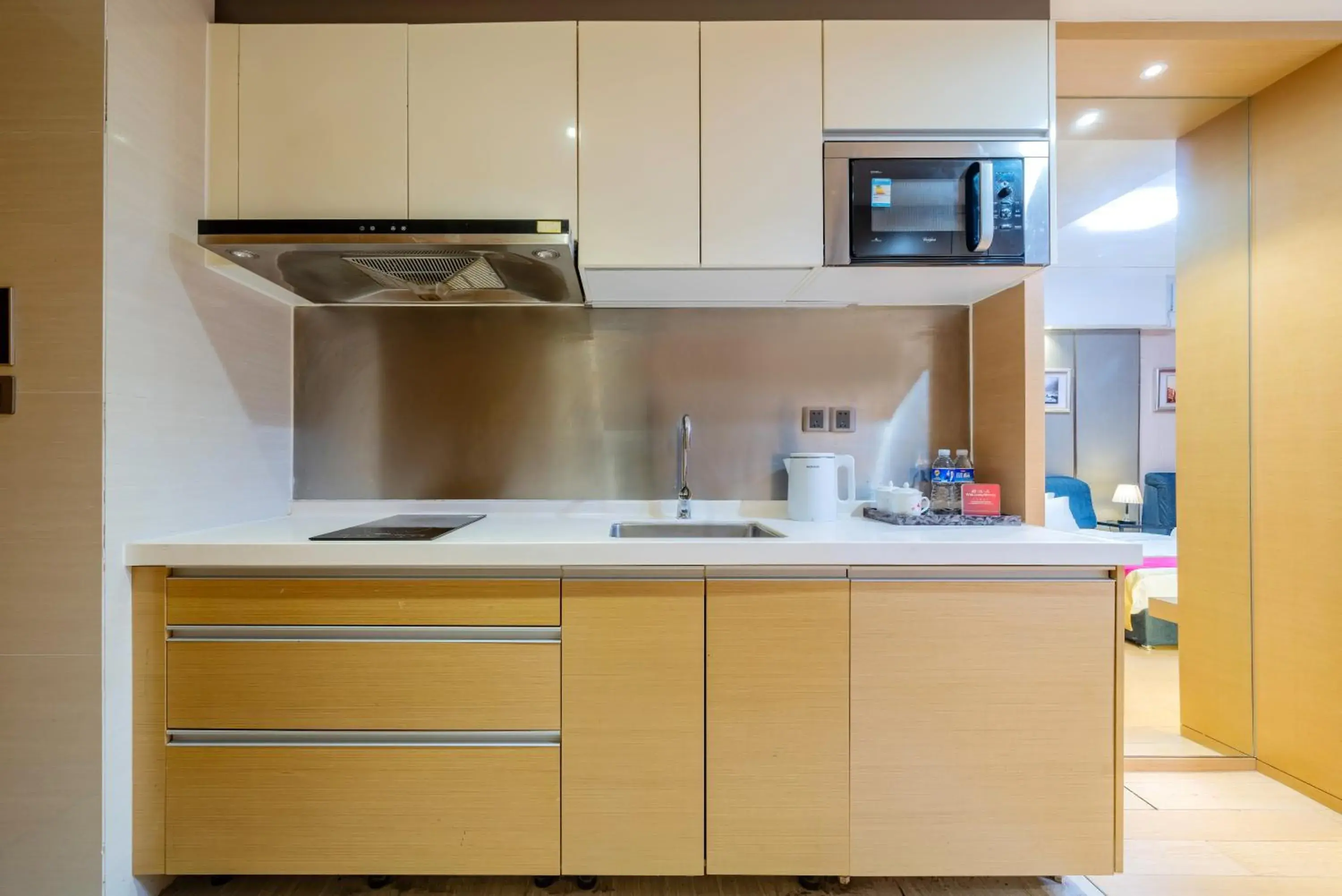 Deluxe Queen Room in Heefun International Apartment - Free Shuttle Bus to Canton Fair Deluxe Queen Room in Heefun International Apartment - Free Shuttle Bus to Canton Fair