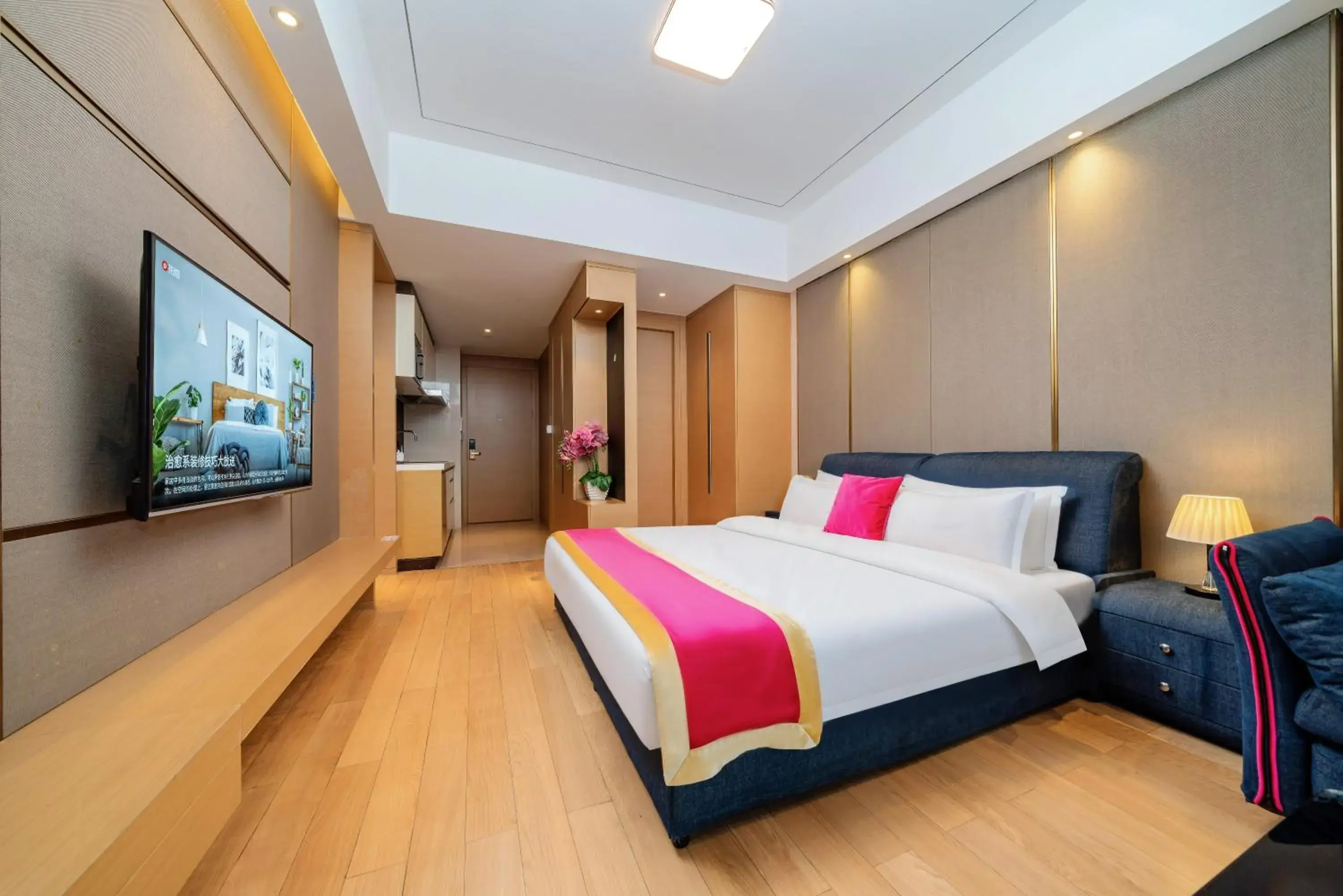 Deluxe Queen Room in Heefun International Apartment - Free Shuttle Bus to Canton Fair Deluxe Queen Room in Heefun International Apartment - Free Shuttle Bus to Canton Fair