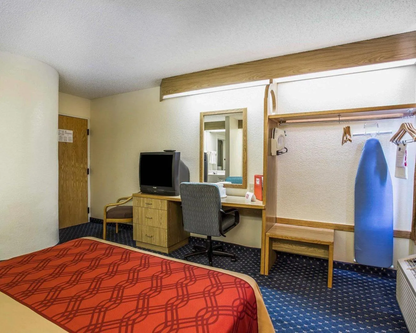 Bedroom, Bed in Econo Lodge Denver International Airport