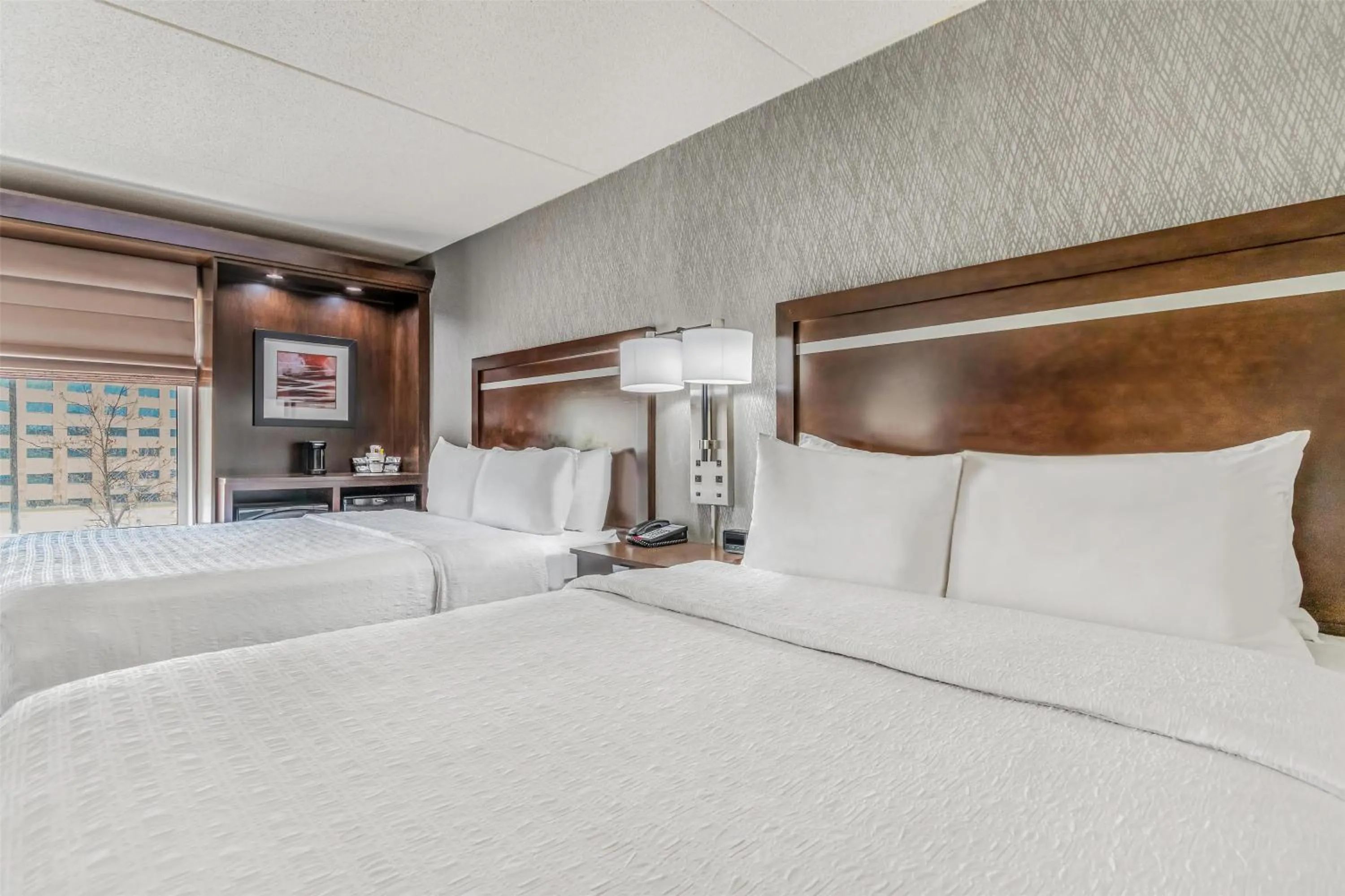 Bed in Hampton Inn & Suites Detroit/Airport Romulus