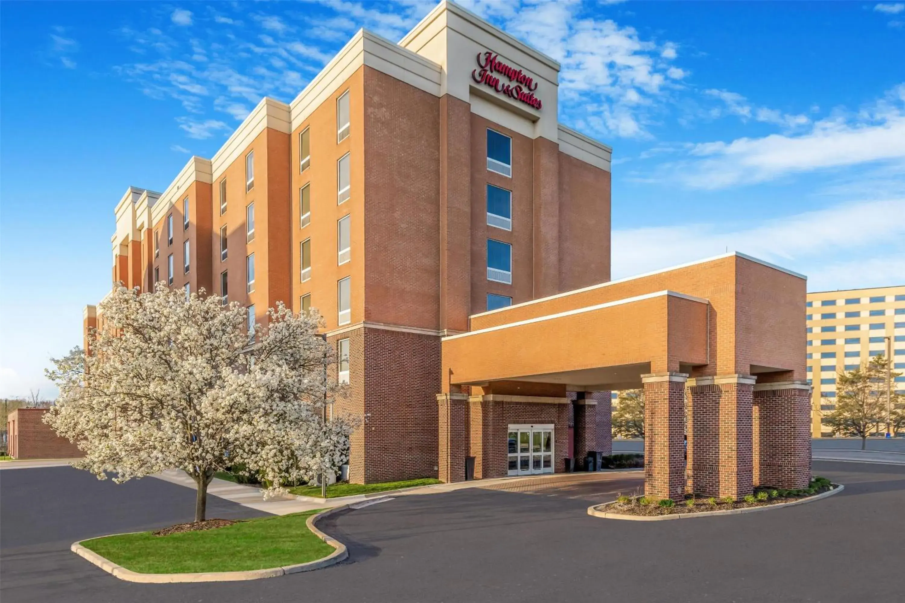 Property building in Hampton Inn & Suites Detroit/Airport Romulus Property building in Hampton Inn & Suites Detroit/Airport Romulus