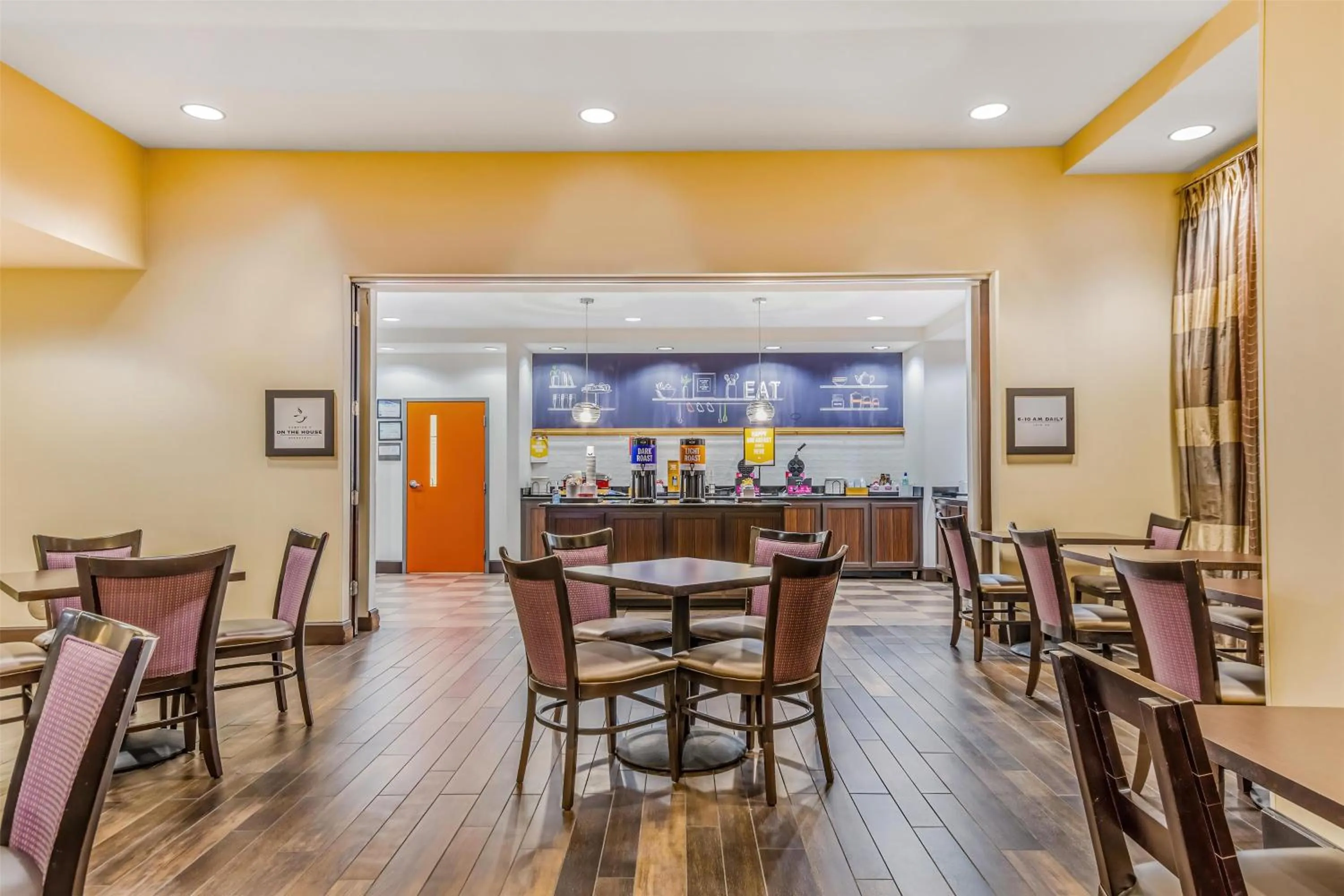 Breakfast in Hampton Inn & Suites Detroit/Airport Romulus