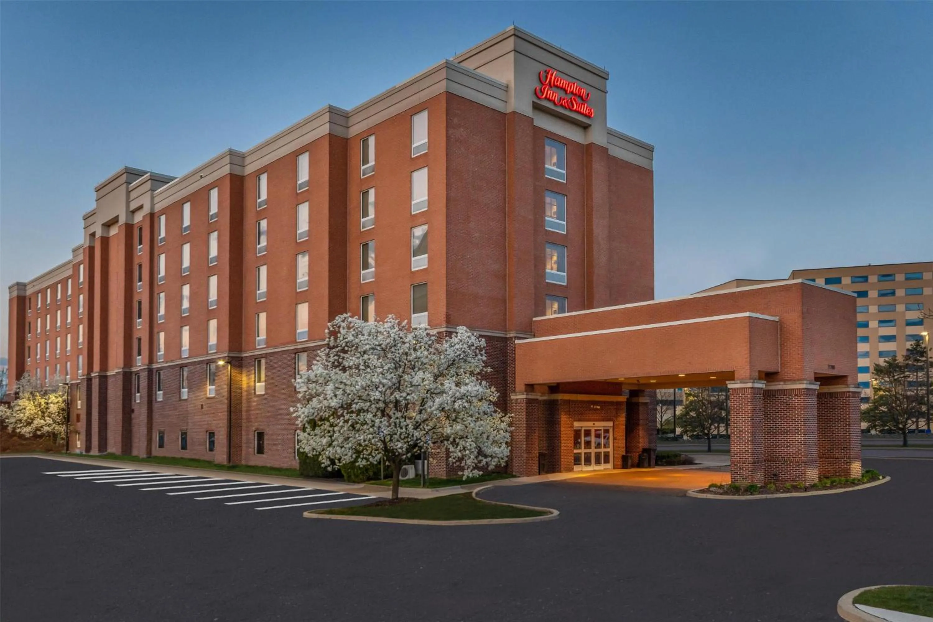 Property building in Hampton Inn & Suites Detroit/Airport Romulus