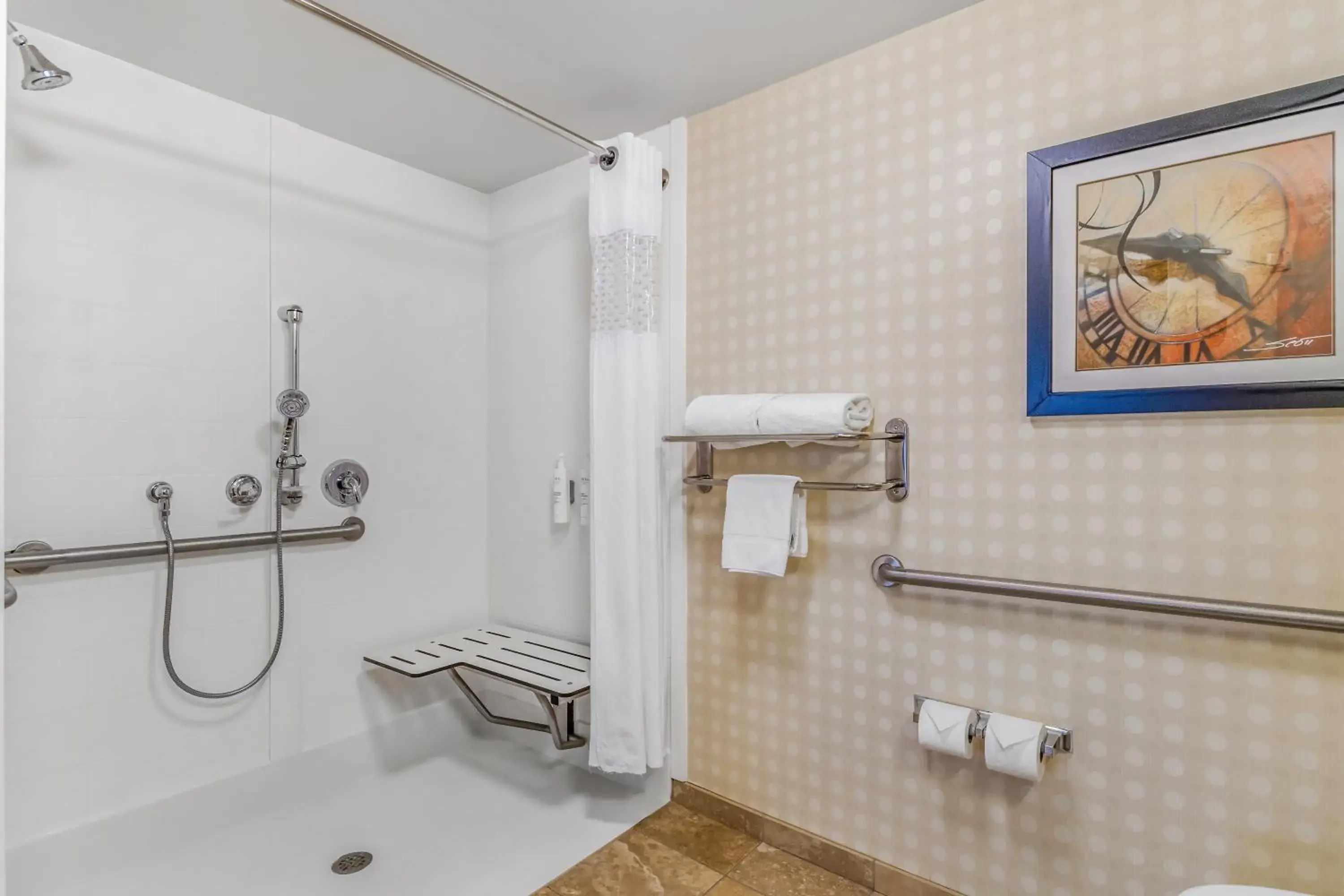 King Room with Accessible Tub - Mobility and Hearing Access/Non-Smoking in Hampton Inn & Suites Detroit/Airport Romulus King Room with Accessible Tub - Mobility and Hearing Access/Non-Smoking in Hampton Inn & Suites Detroit/Airport Romulus