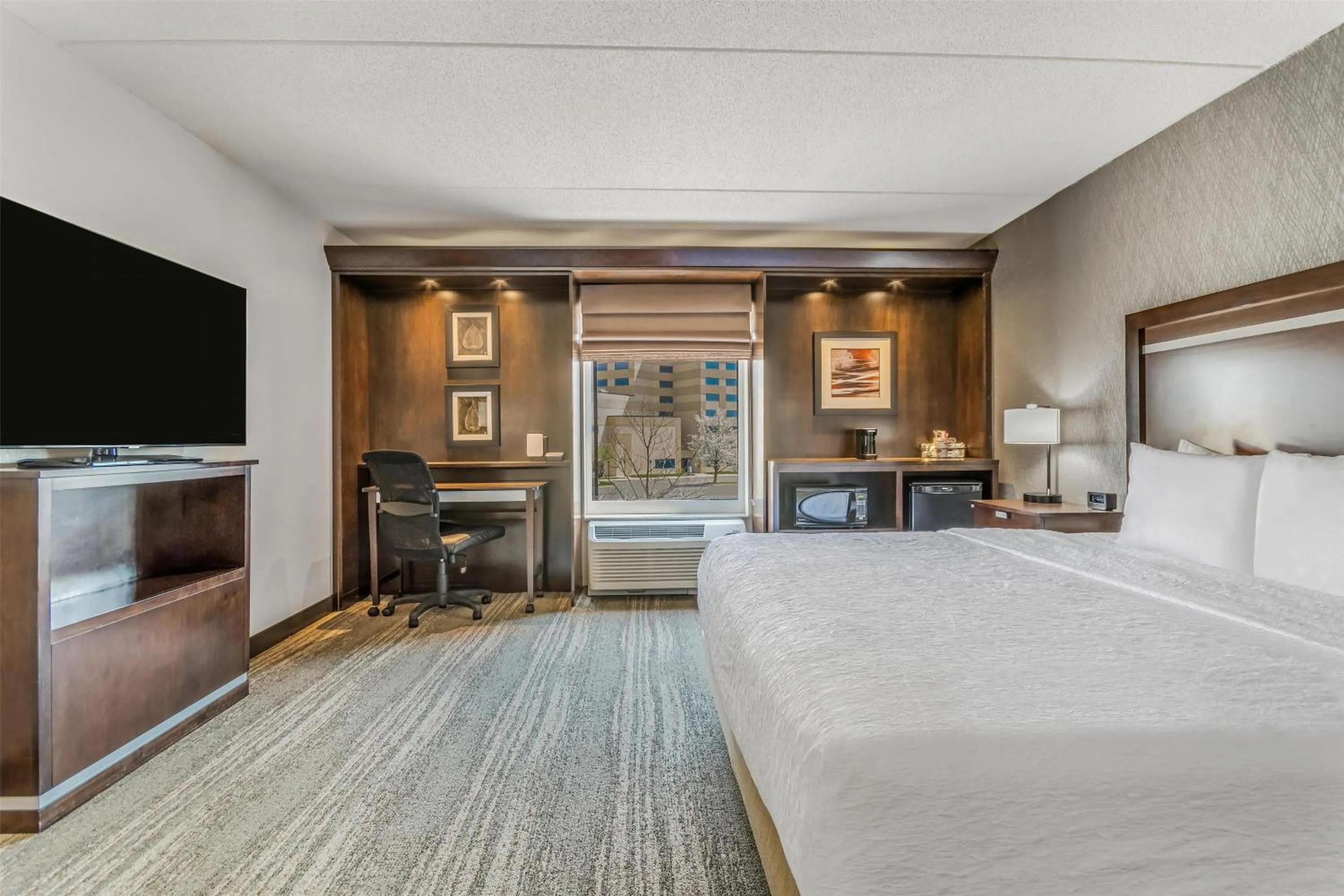 Bed in Hampton Inn & Suites Detroit/Airport Romulus