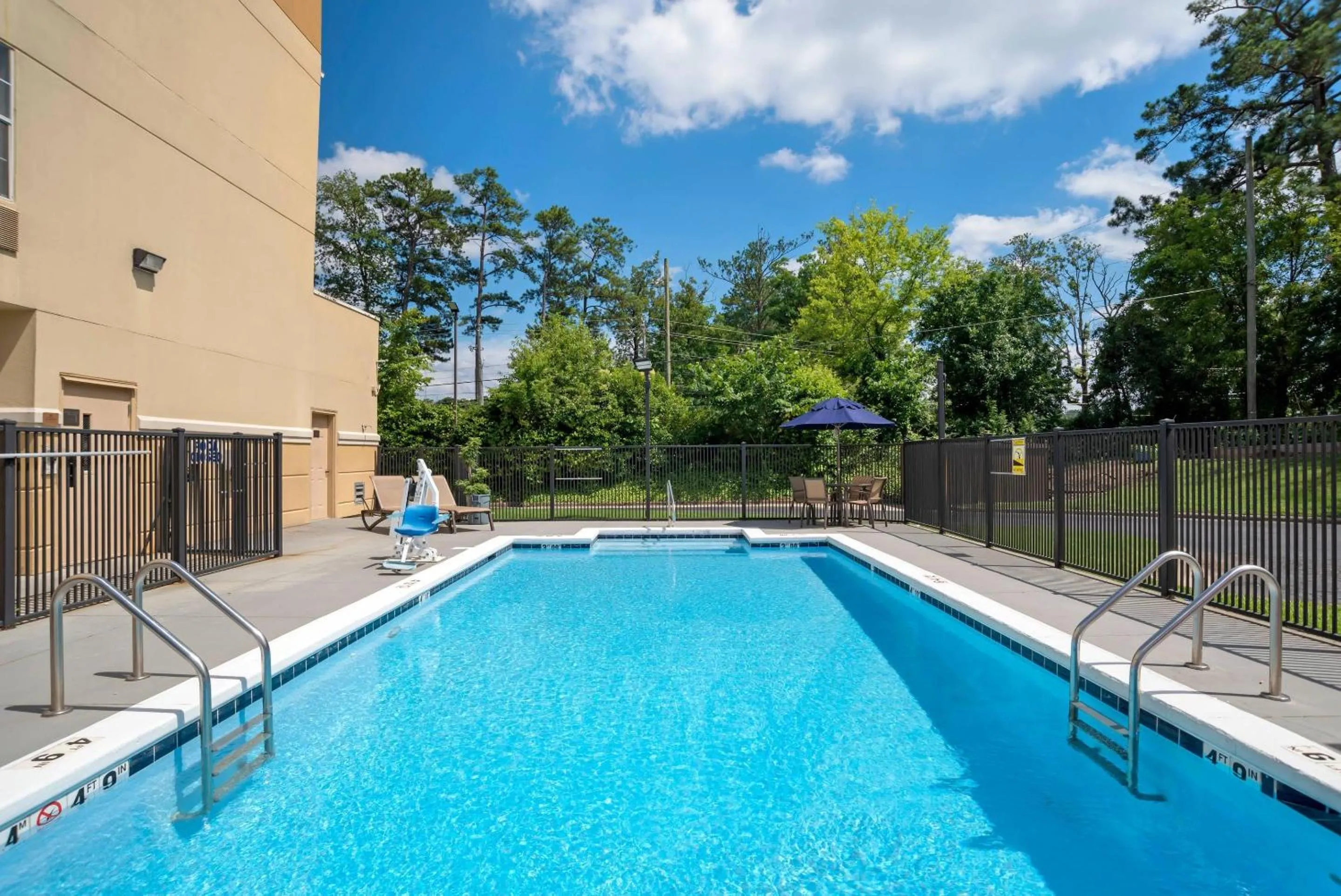 Swimming pool in Comfort Inn Birmingham - Irondale