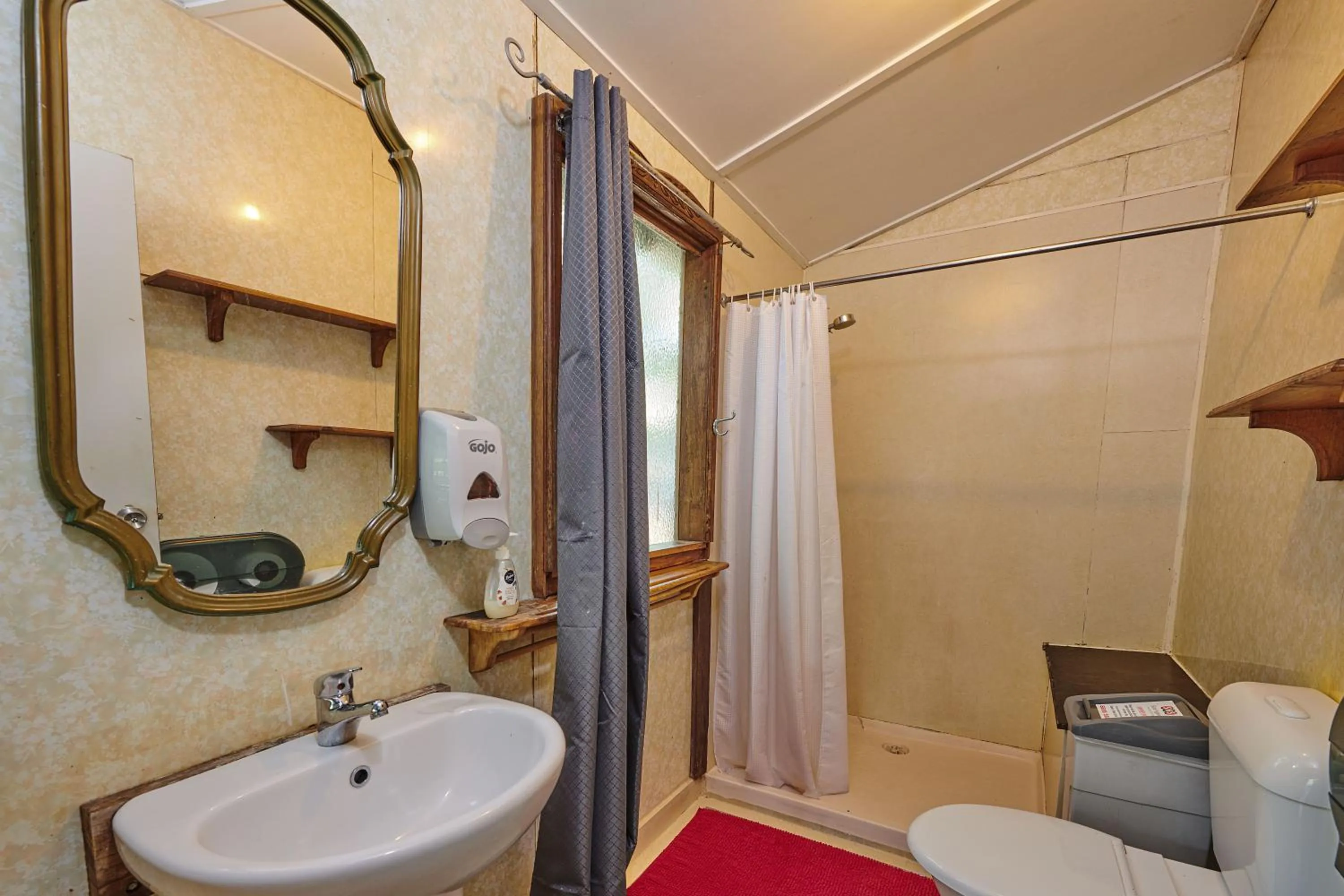 Shower in Arts Factory by Nomads