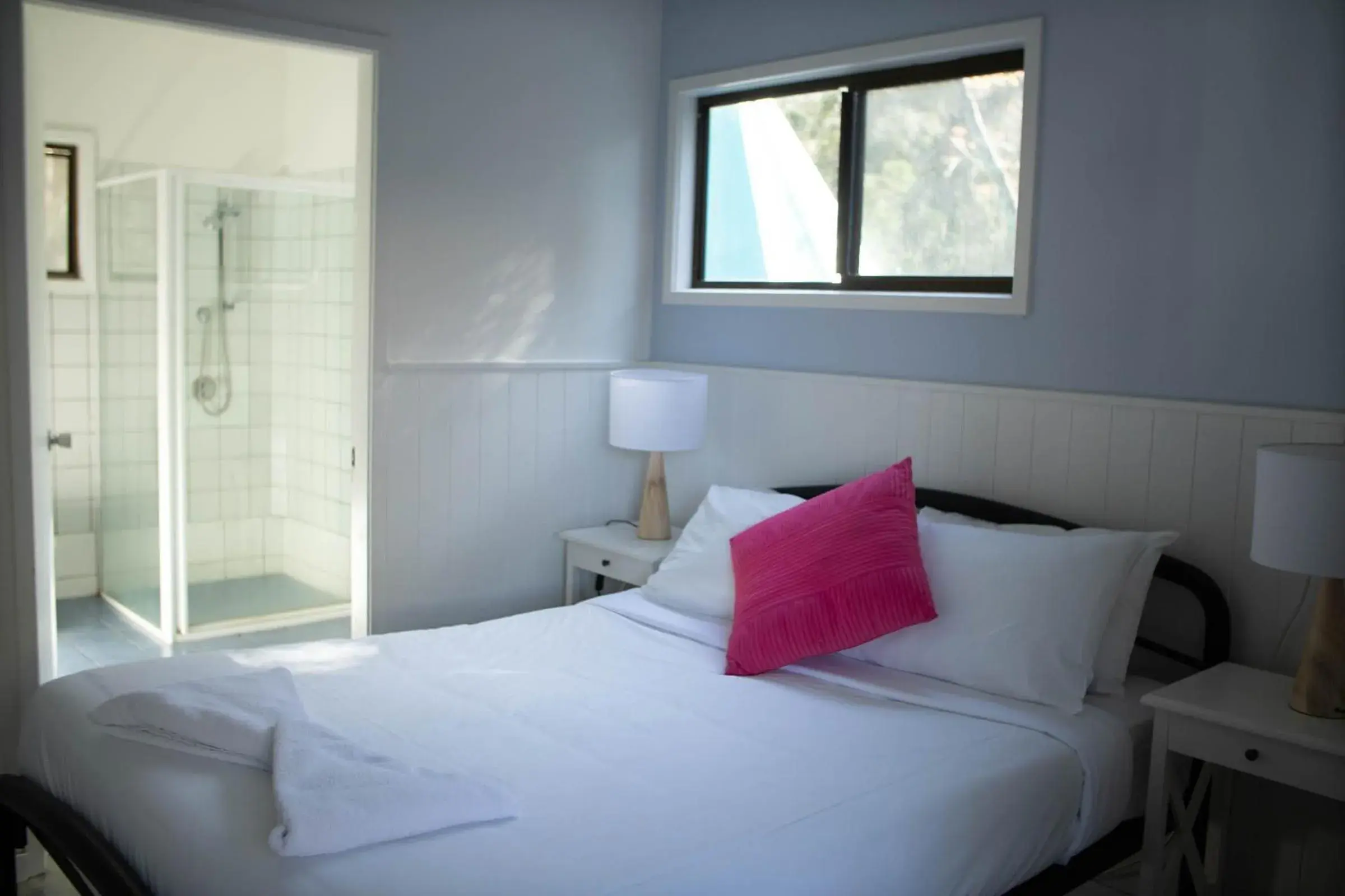 Bathroom, Bed in Arts Factory Lodge