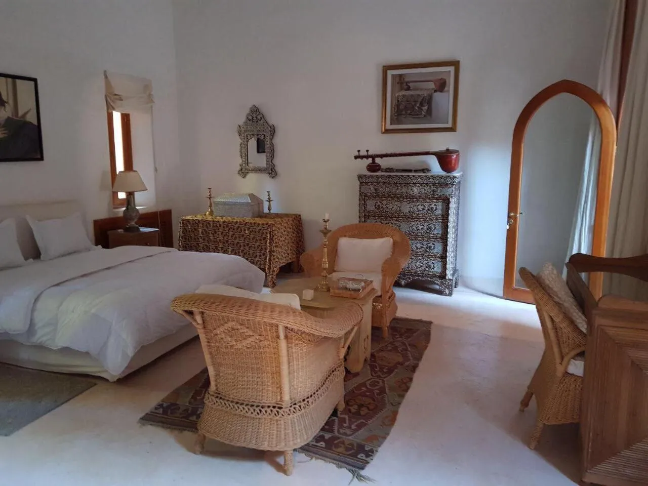 Photo of the whole room in Palais Claudio Bravo