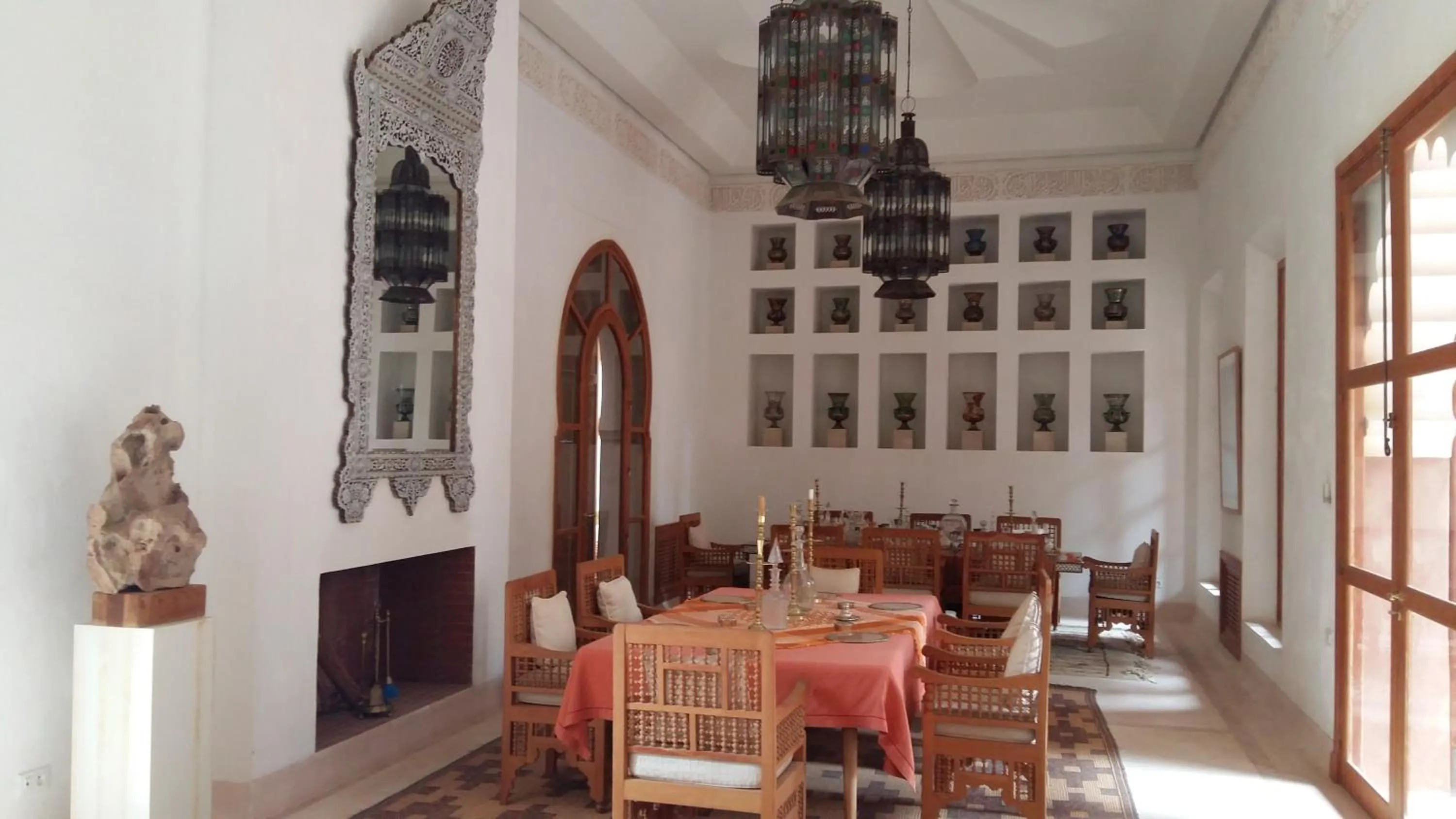 Restaurant/places to eat in Palais Claudio Bravo