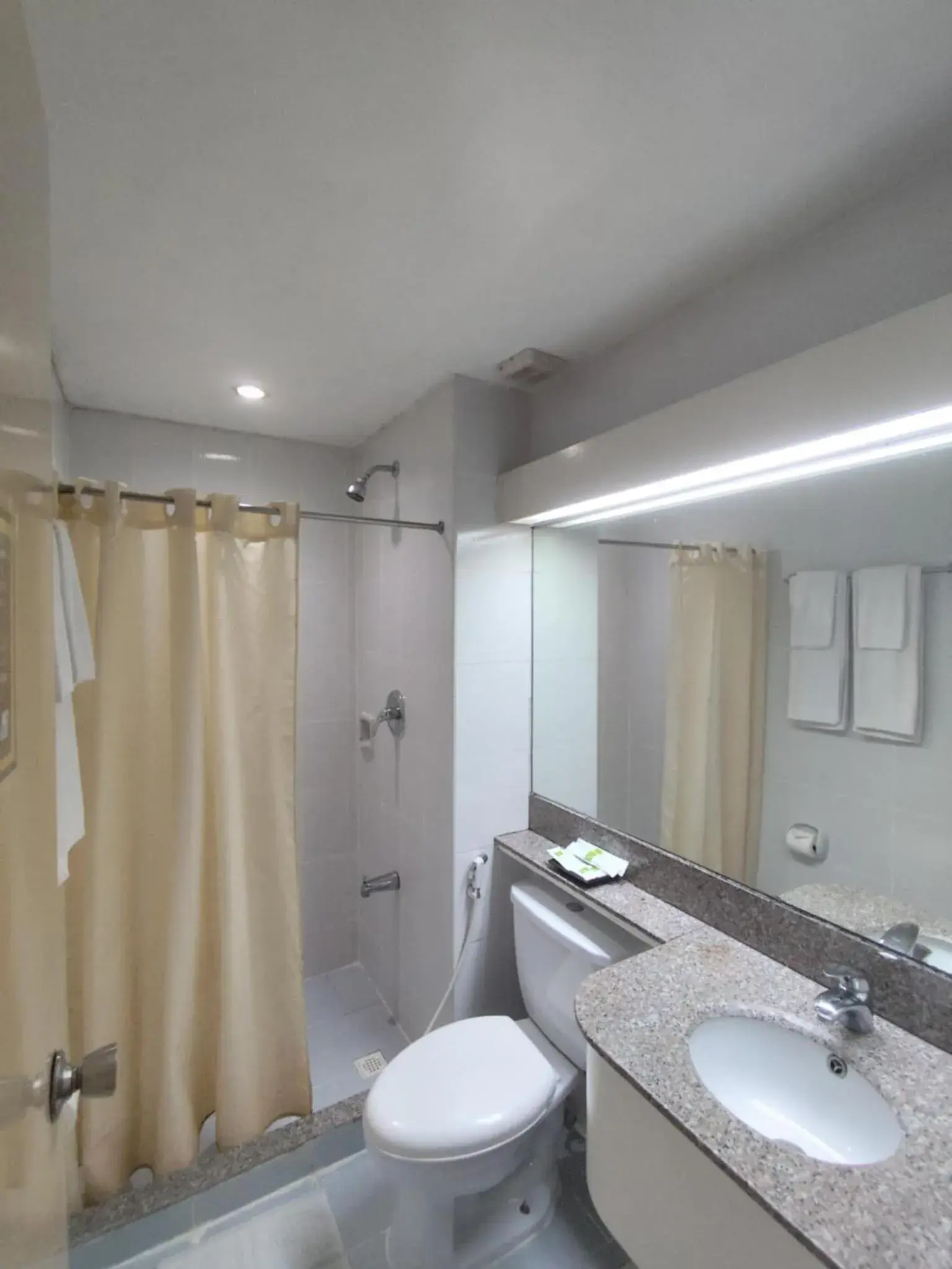 Bathroom in Albergo Hotel Bathroom in Albergo Hotel