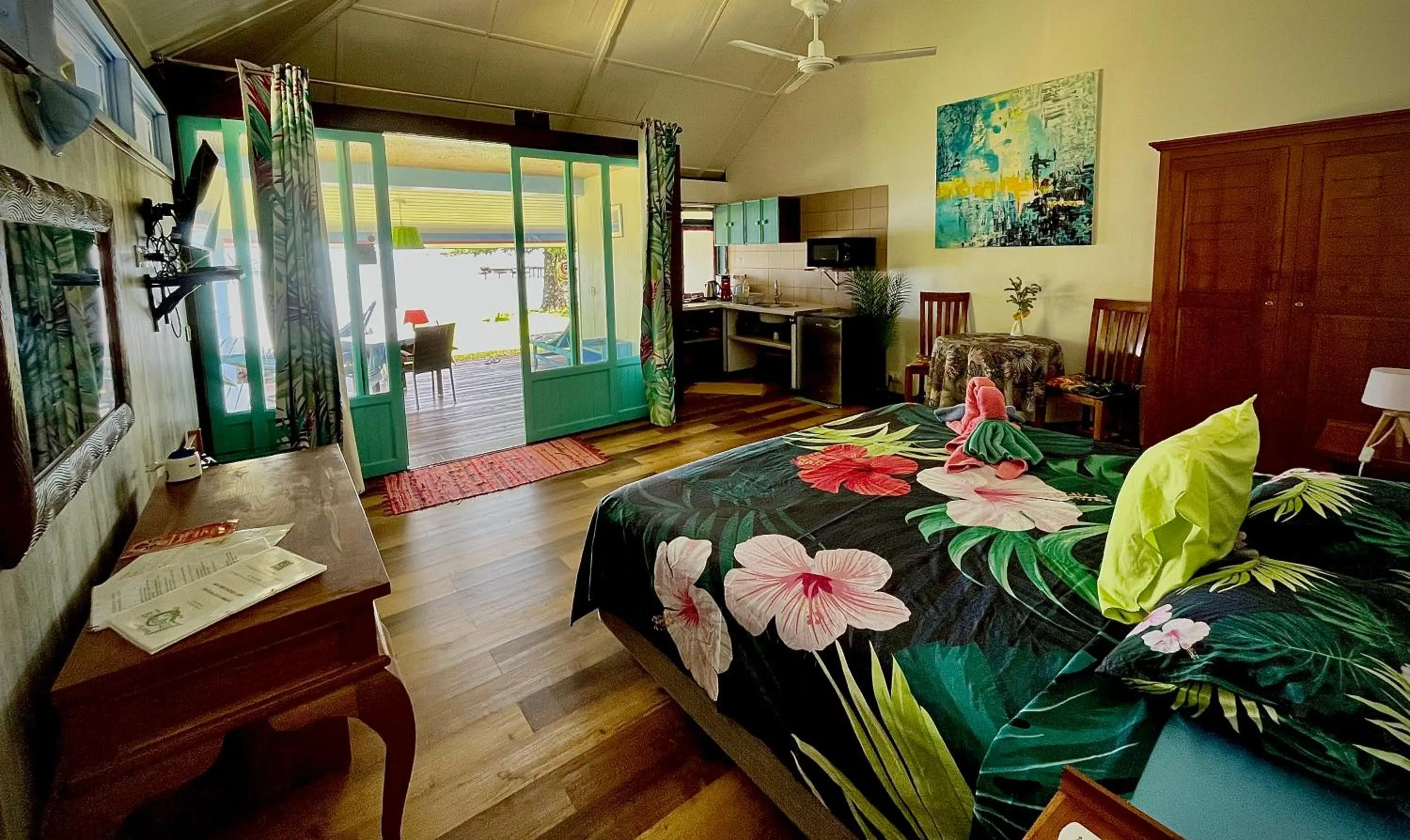 Photo of the whole room, Bed in Linareva Moorea Beach Resort
