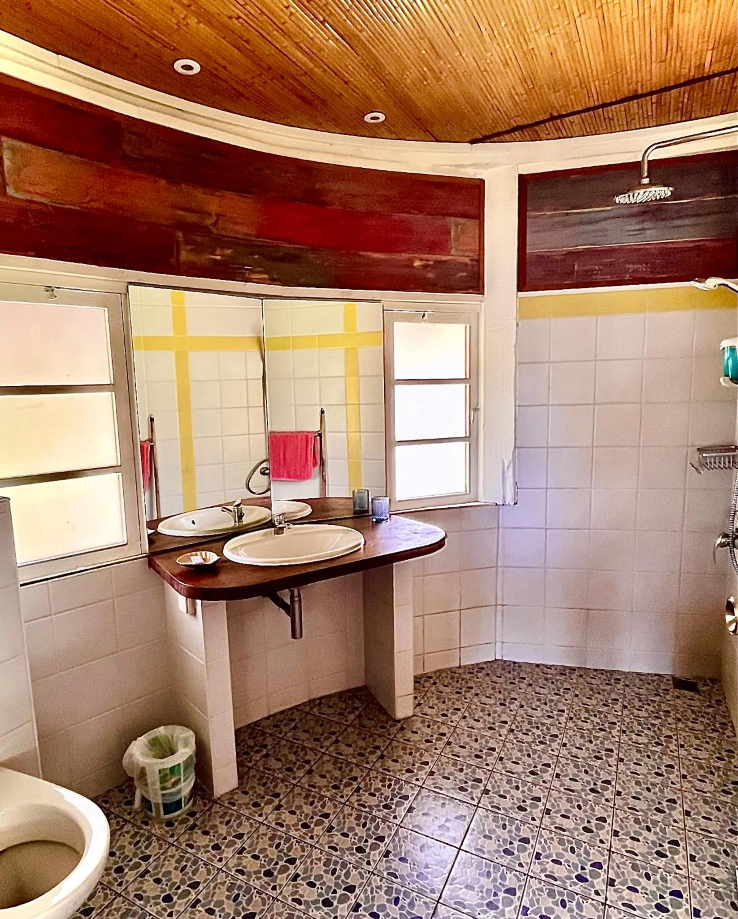 Bathroom in Linareva Moorea Beach Resort