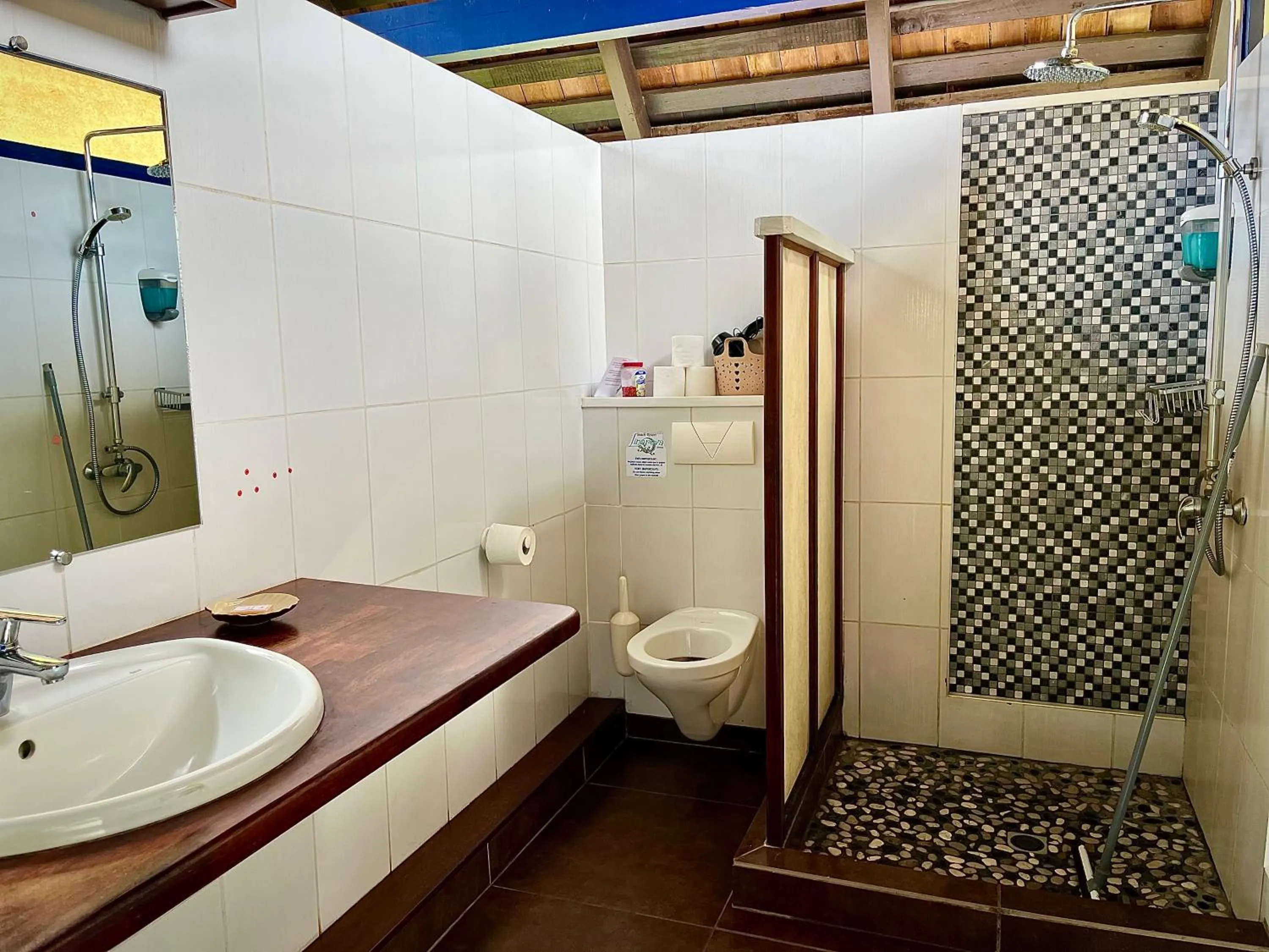 Shower in Linareva Moorea Beach Resort