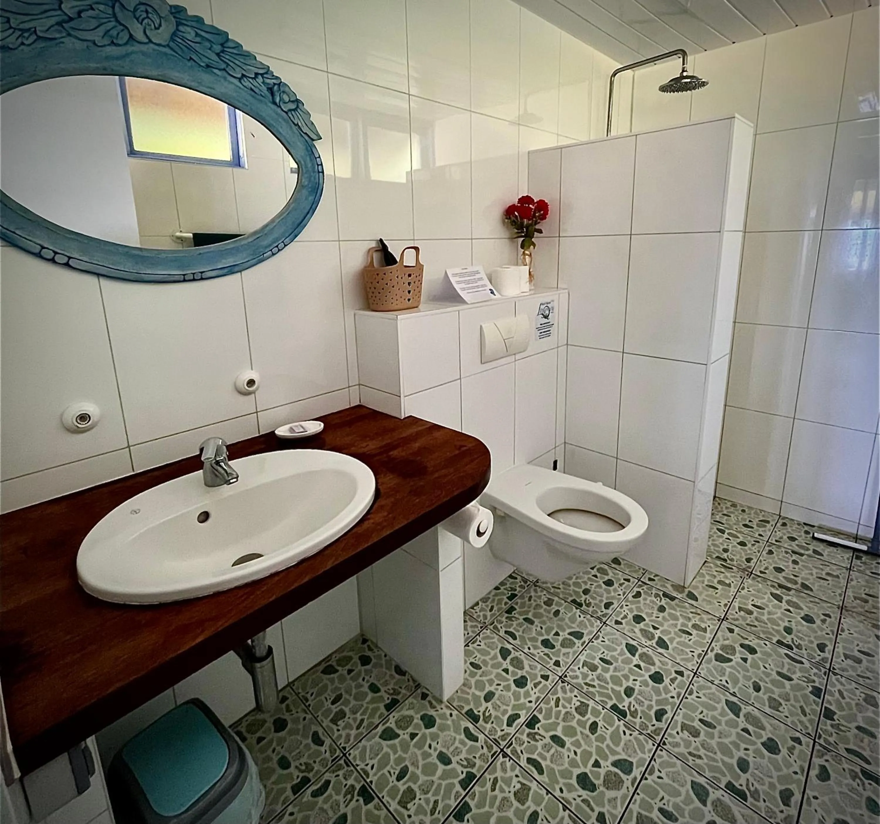 Shower in Linareva Moorea Beach Resort