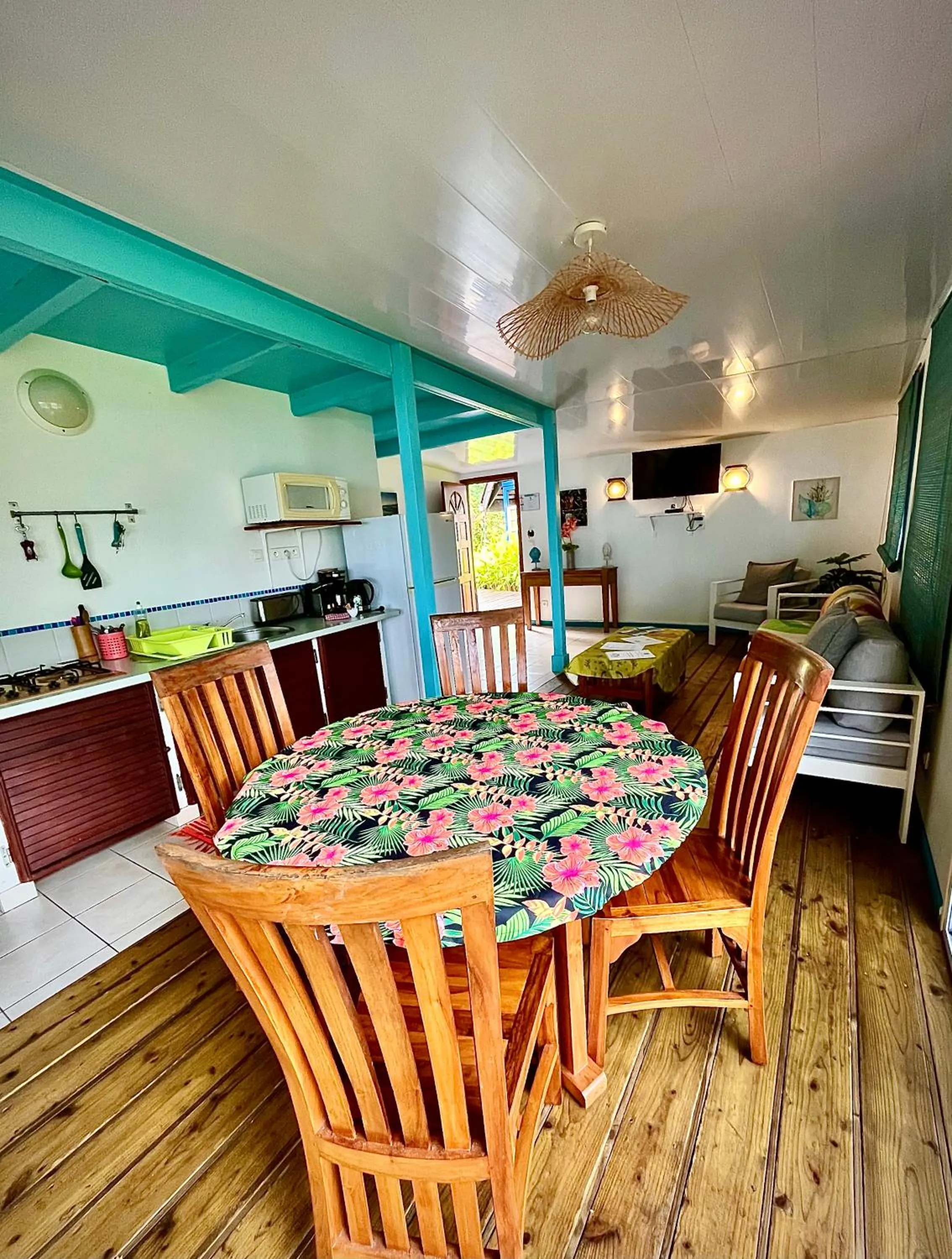 Coffee/tea facilities in Linareva Moorea Beach Resort