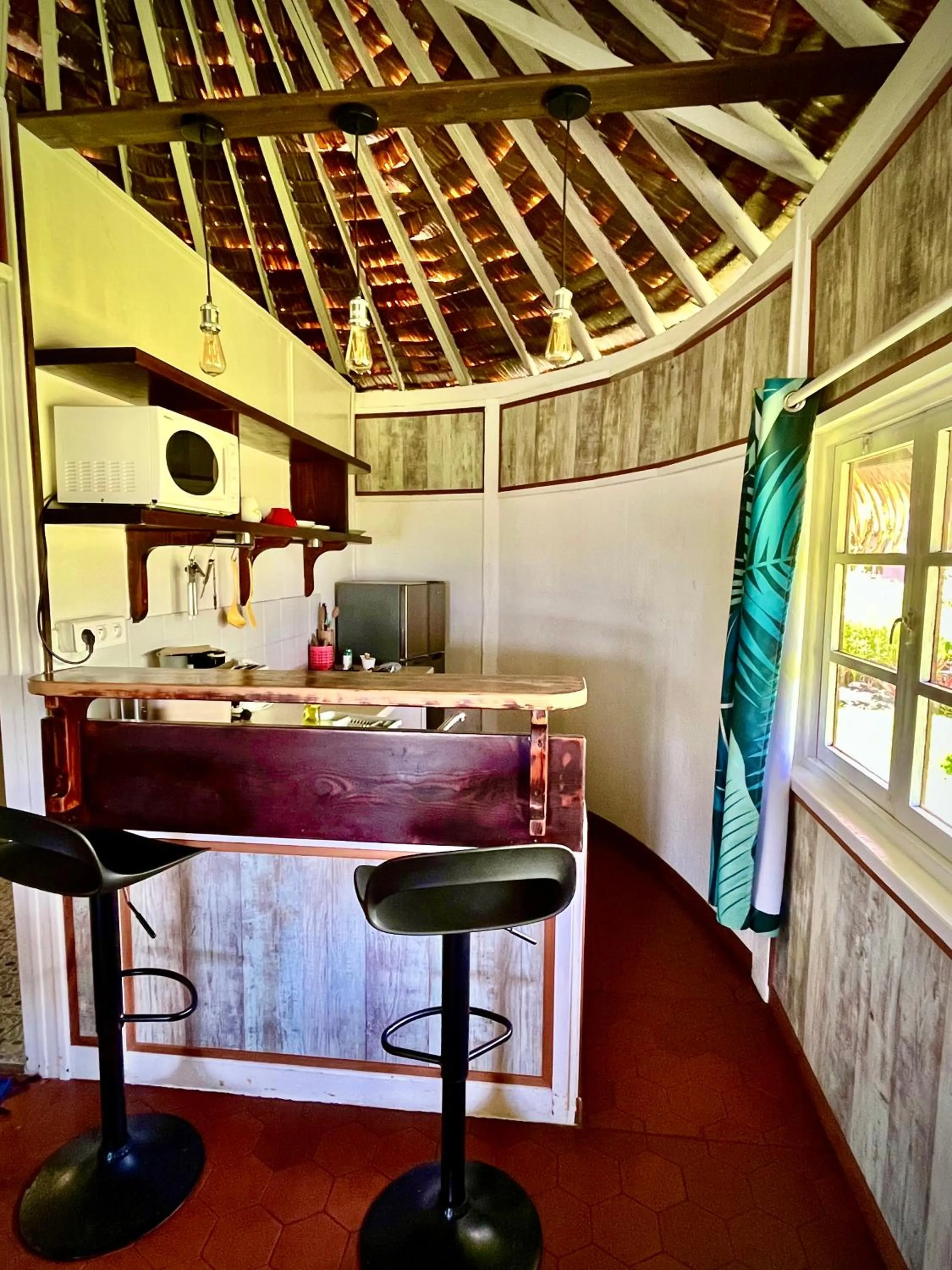 Kitchen or kitchenette, Bed in Linareva Moorea Beach Resort