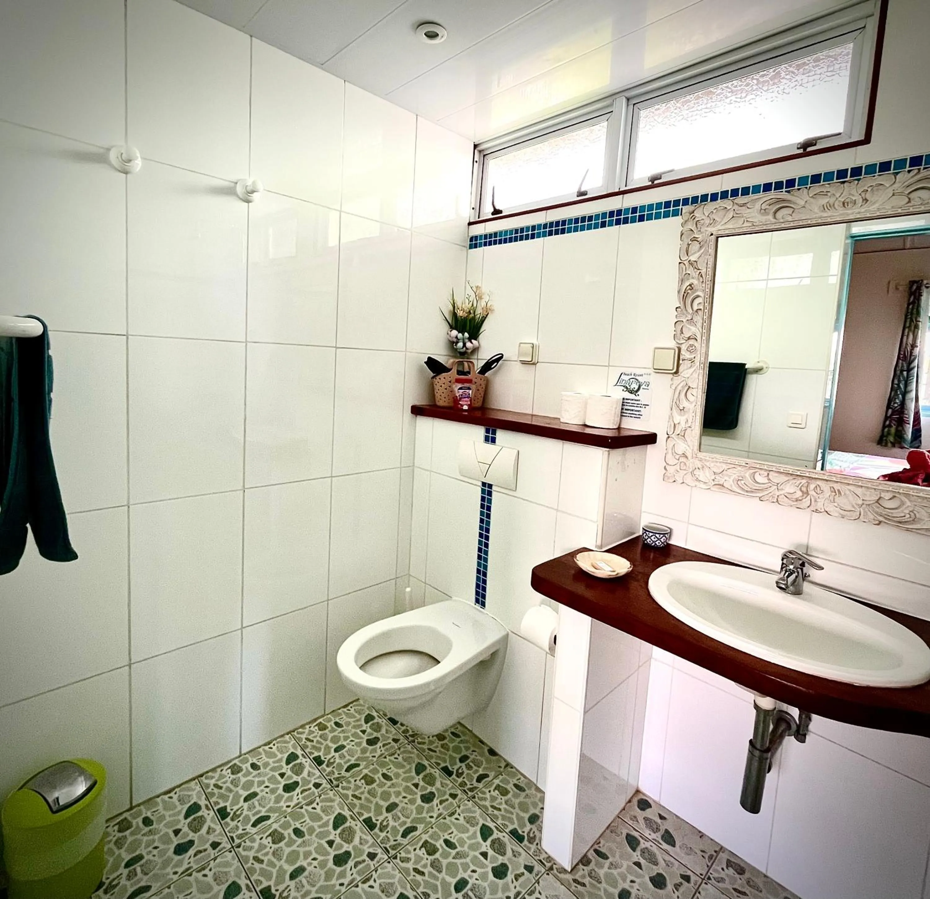 Bathroom in Linareva Moorea Beach Resort