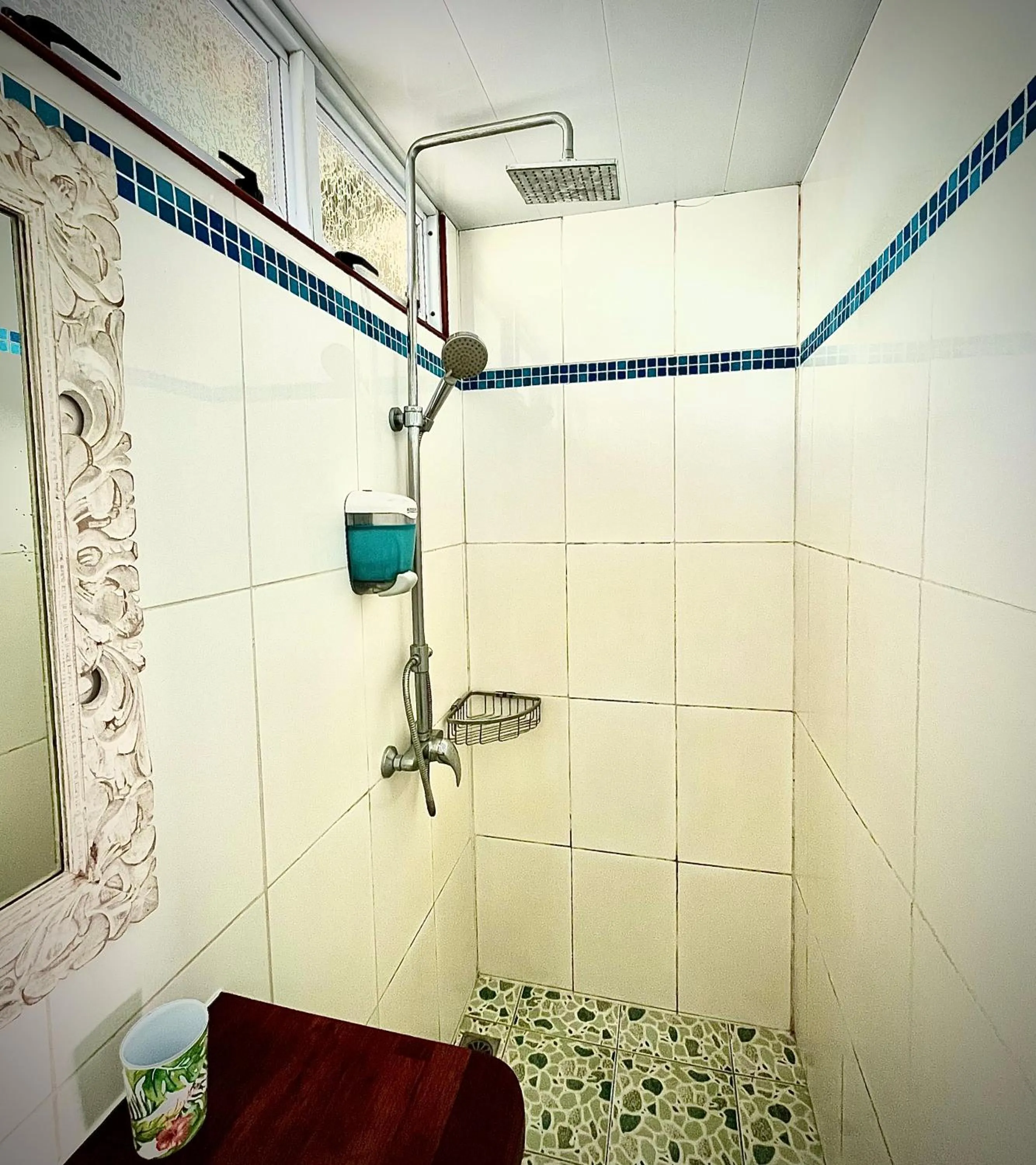 Shower in Linareva Moorea Beach Resort