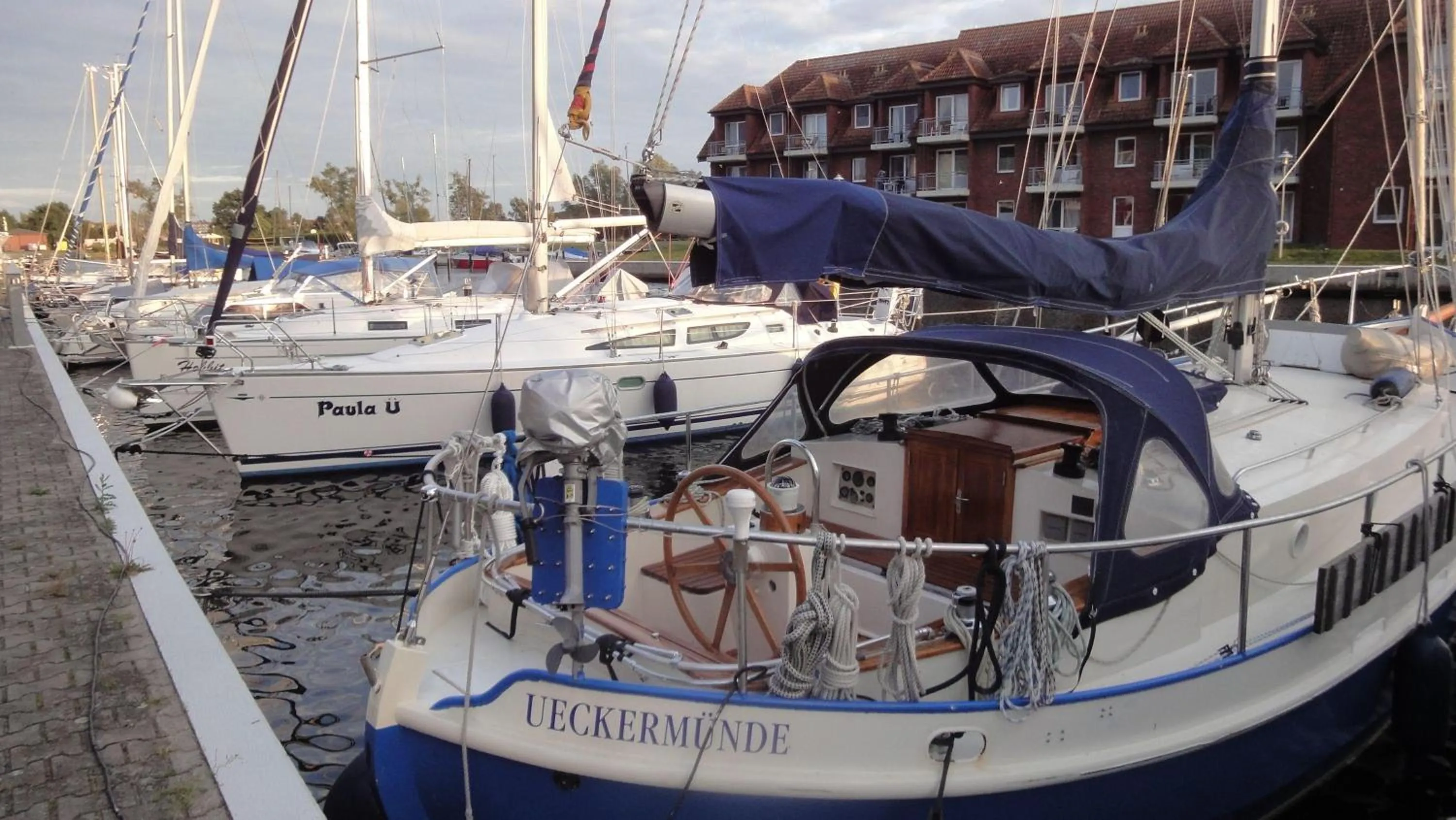 FEWO-bis-2-Pers-inmitten-den-Yachthafens-Ueckermuende-Stettiner-Haff-Ostsee