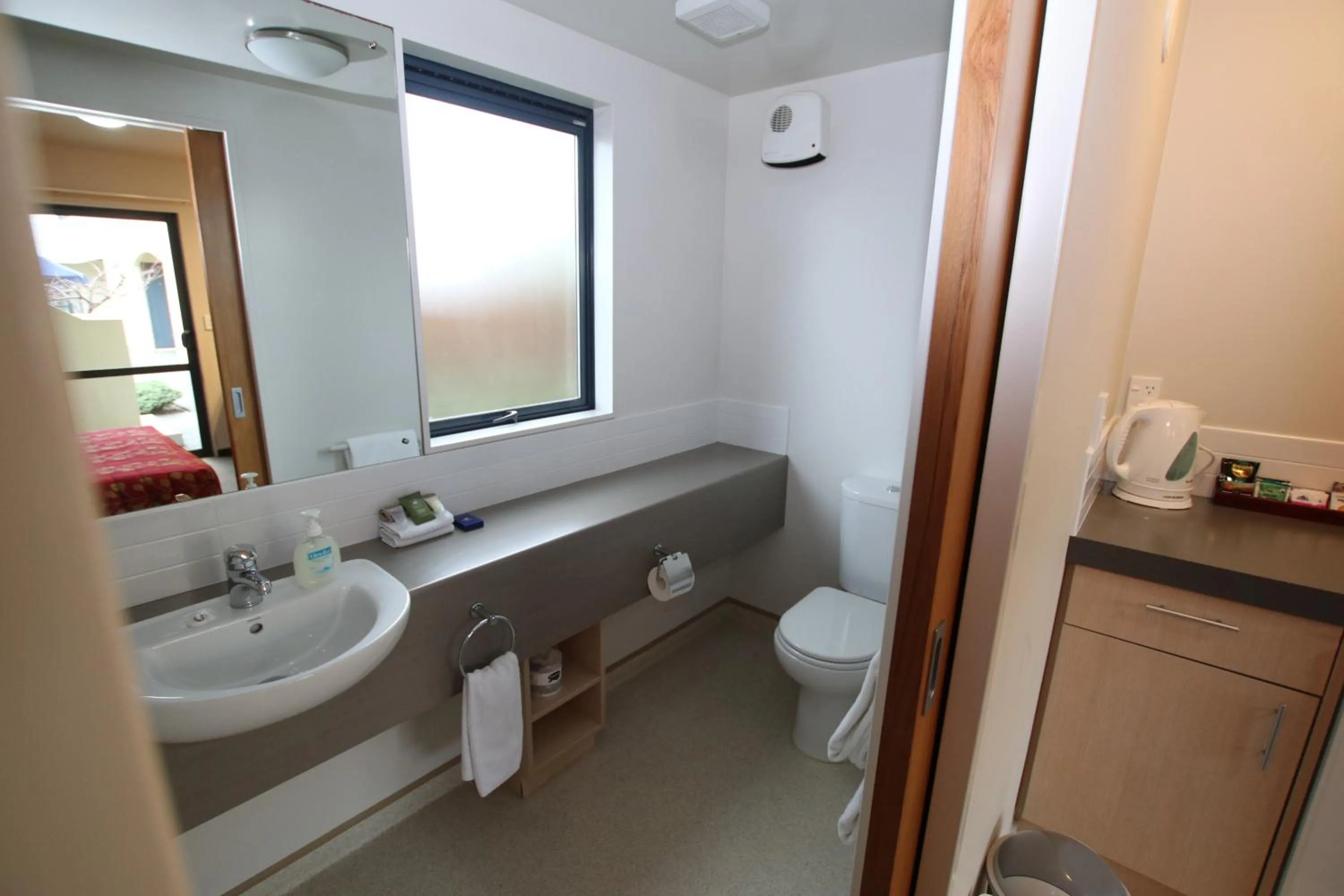 Toilet in Bella Vista Motel Kaikoura