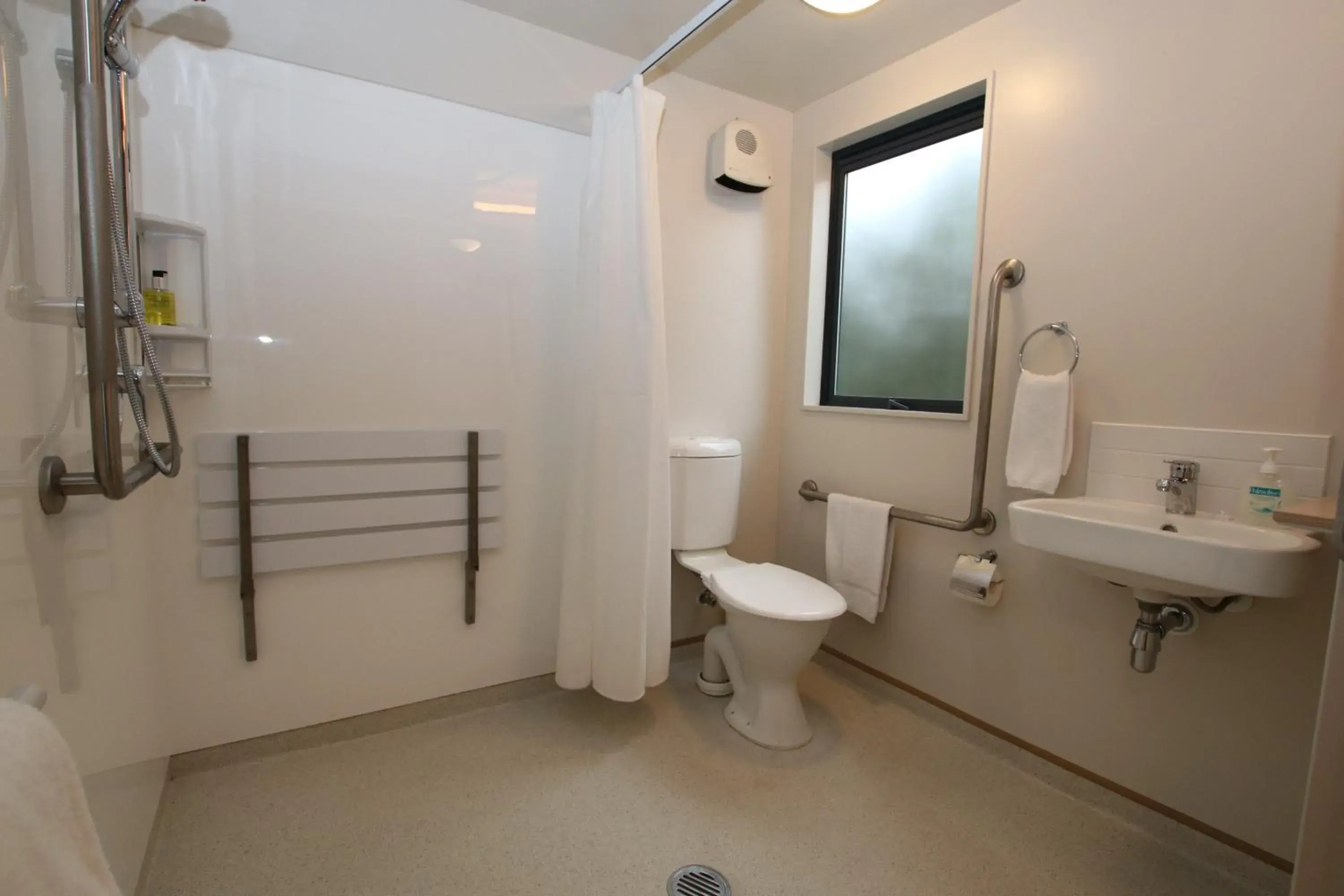 Bathroom in Bella Vista Motel Kaikoura Bathroom in Bella Vista Motel Kaikoura