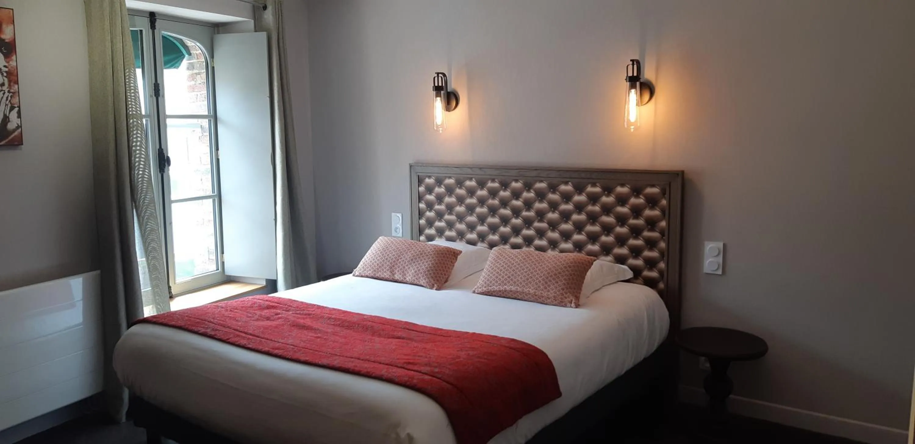 Bed in Logis Hôtel-restaurant Le Grand Cerf