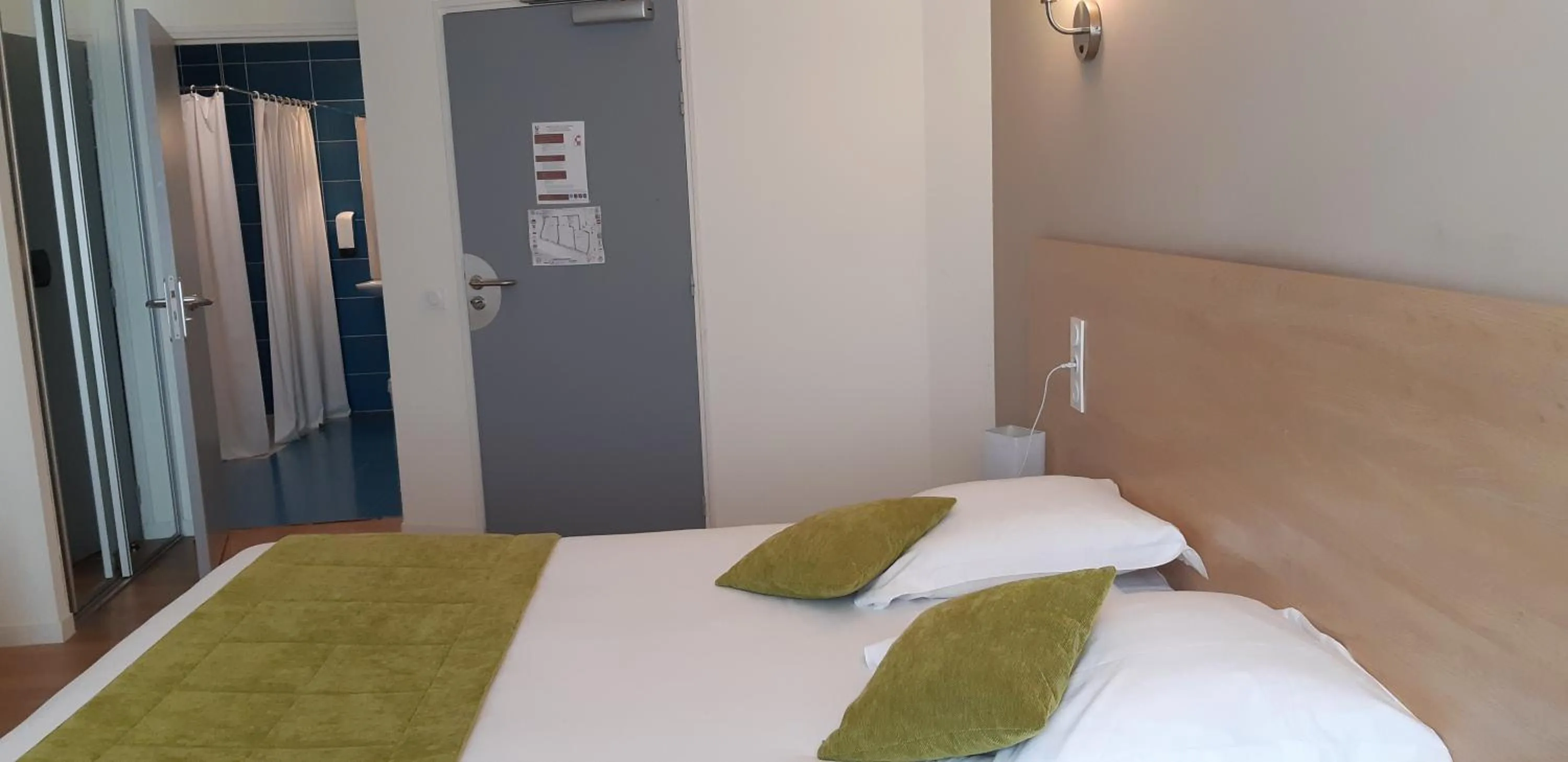 Bed in Logis Hôtel-restaurant Le Grand Cerf