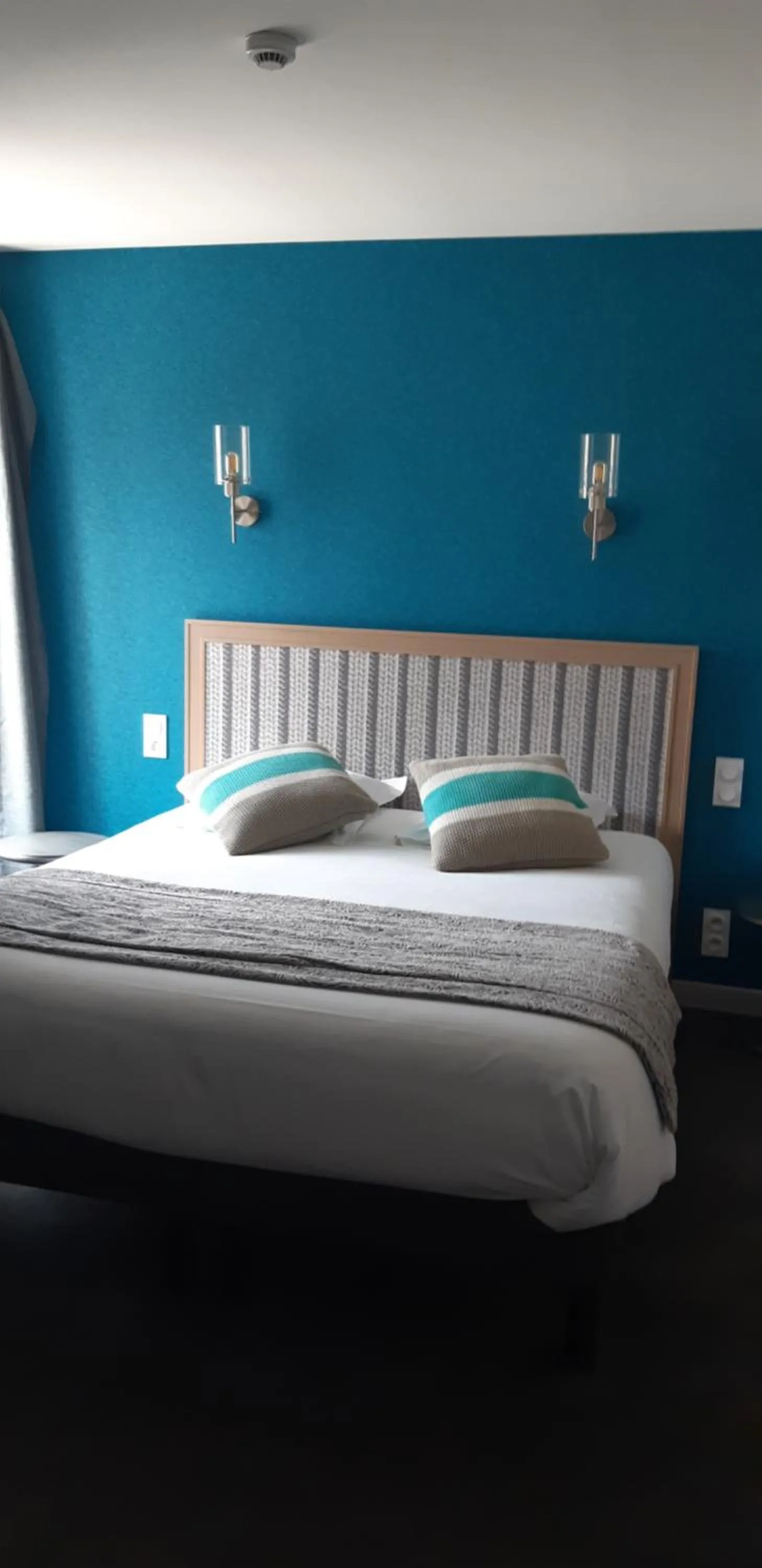 Bed in Logis Hôtel-restaurant Le Grand Cerf