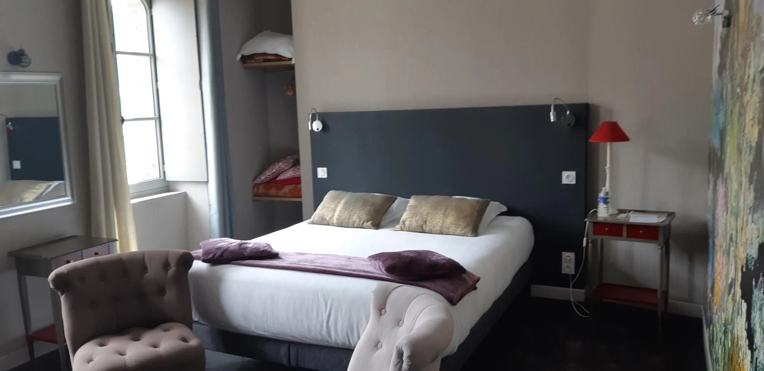 Bed in Logis Hôtel-restaurant Le Grand Cerf